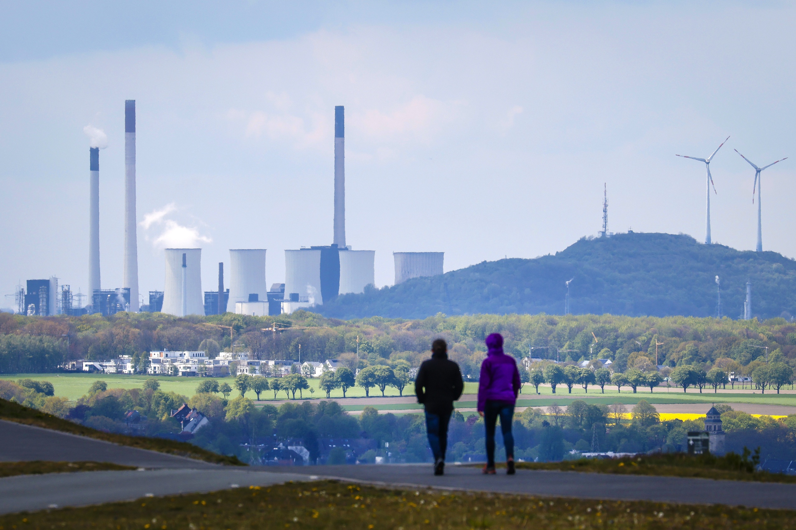 De Europese Unie heeft voor bijna 100 miljard euro aan uitstootvergunningen vergeven aan de vervuilende industrie, zo stelt het Wereldnatuurfonds (WWF).