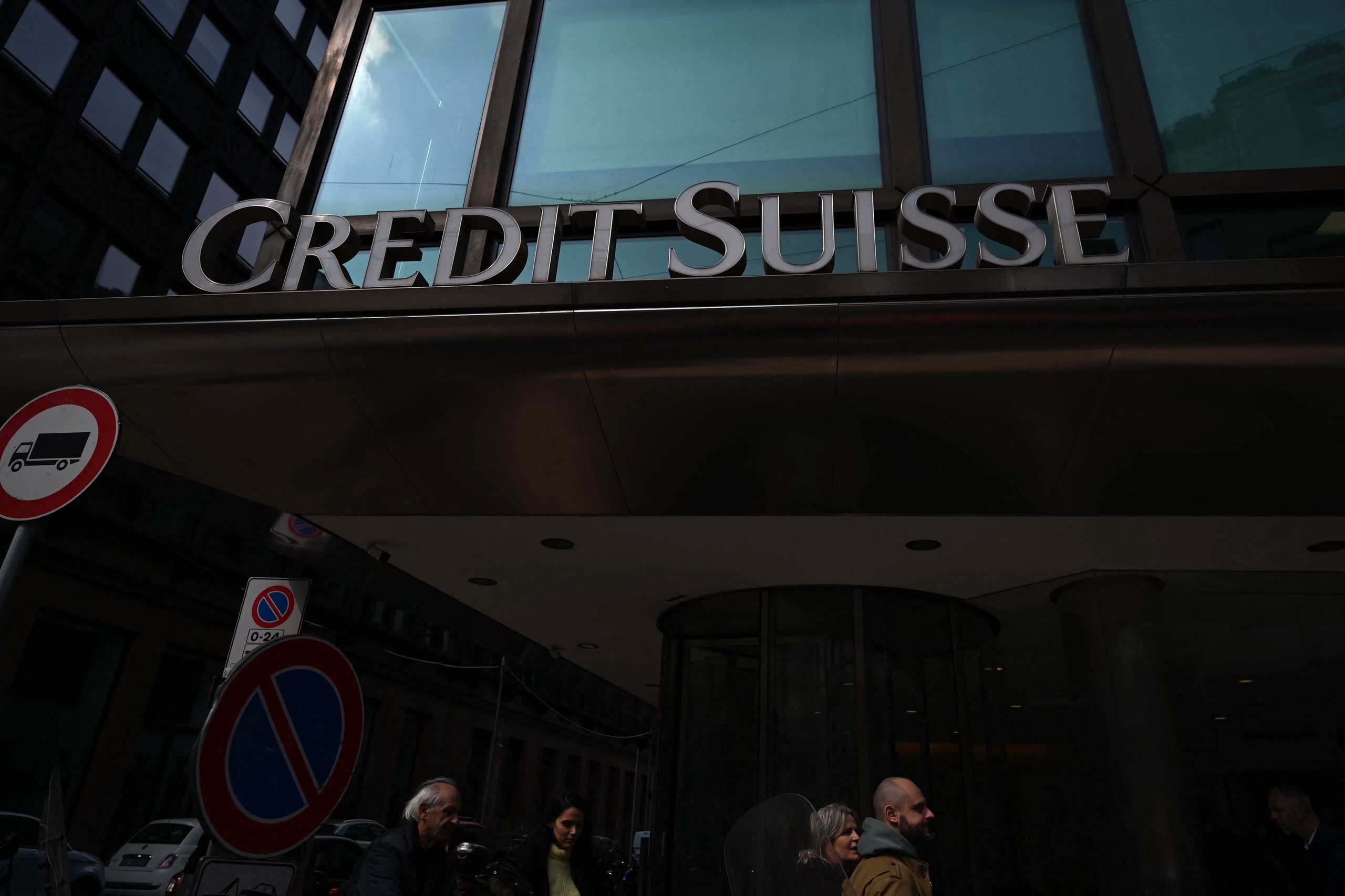 Buitenlandse media slaan de spijker op zijn kop door de overname van Credit Suisse door UBS een 'shotgun wedding' te noemen zegt Koen Bender van Mercurius Vermogensbeheer in BNR Beurs. 'Als je anderhalve week geleden aan Ralph Hamers had gevraagd of hij Credit Suisse over wilde nemen, had hij gezegd 'no way'.