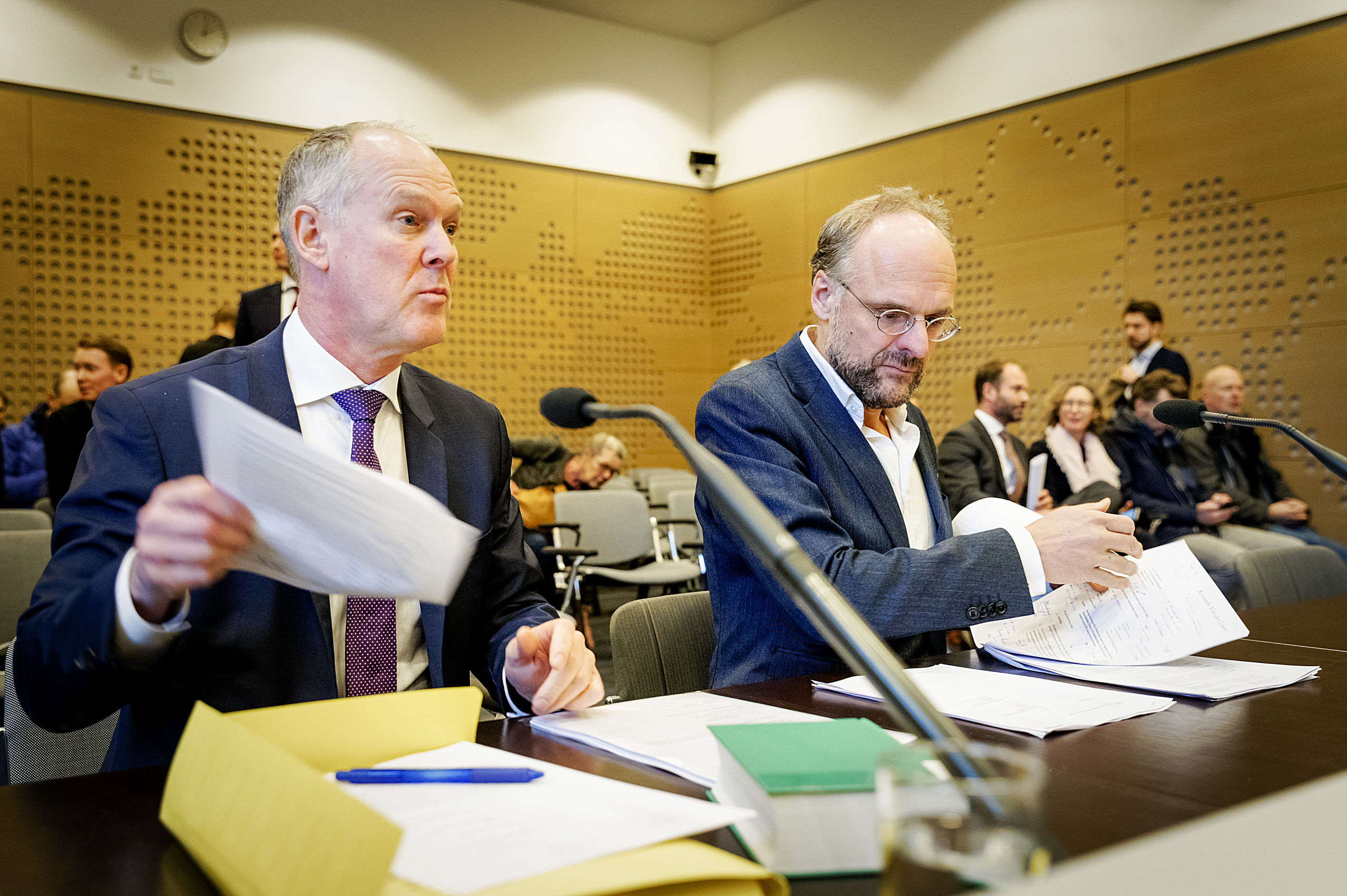 Niesco Dubbelboer (R) van belangengroep Meer Democratie en advocaat Jan van der Grinten (L) voorafgaand aan een eerdere rechtszaak over het afschaffing van het raadgevend referendum. 