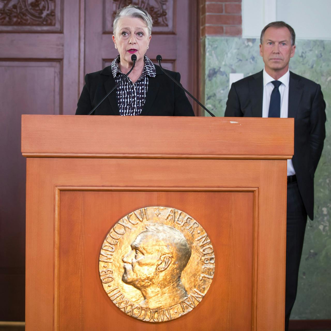 Voorzitter Berit Reiss-Andersen (L) en secretaris Olav Njoelstad van het Noorse Nobel Comité maken de winnaar van de Nobelprijs voor de Vrede bekend.