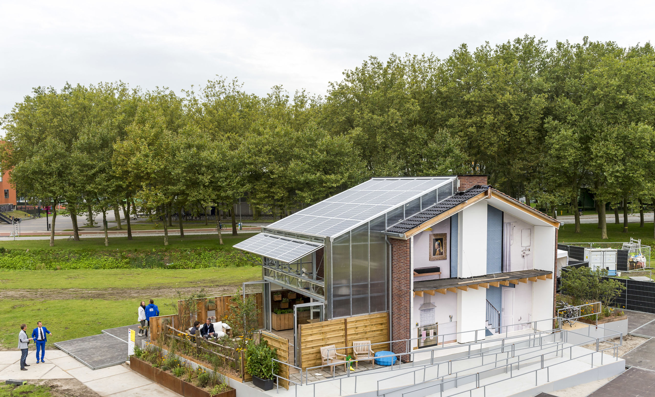 DELFT - Minister Blok opent duurzaam rijtjeshuis.ANP LEX VAN LIESHOUT