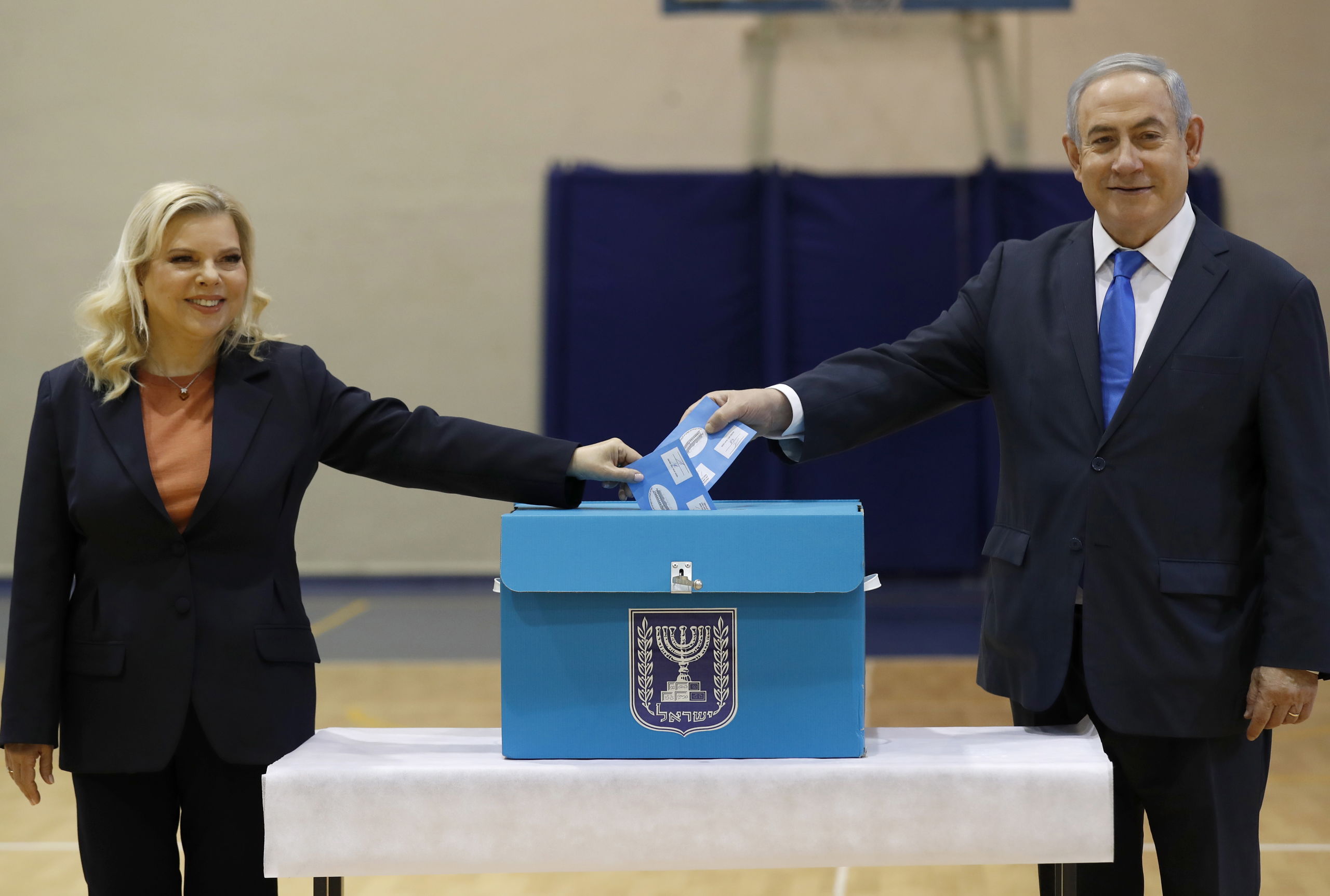 Premier Benjamin Netanyahu en zijn vrouw Sara Netanyahu brengen hun stem uit 