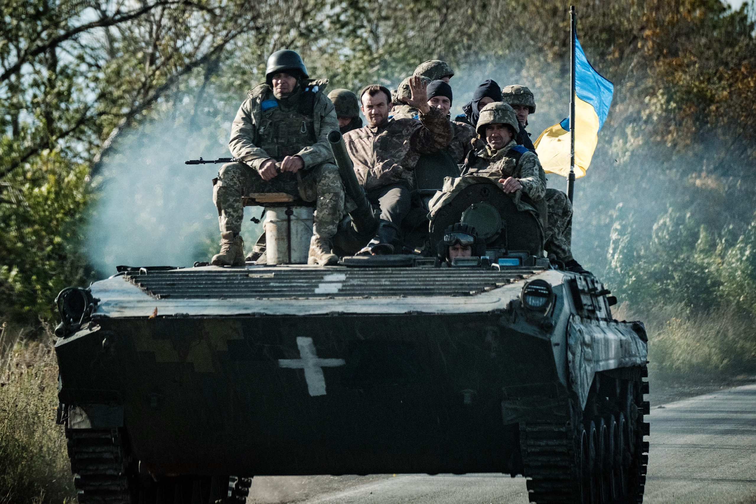 Oekraïense soldaten op een gepantserd voertuig in Novostepanivka in de buurt van Charkov.