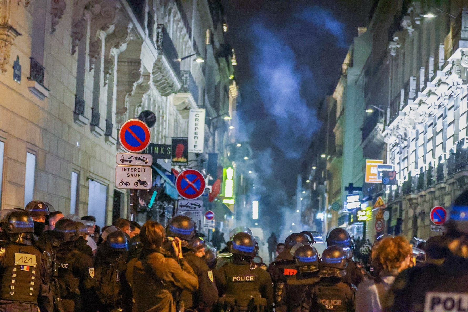 En France, 719 personnes ont été interpellées hier soir et nuit.  Le ministre de l'Intérieur Gérald Darmanin a déclaré sur Twitter que la nuit s'était déroulée plus paisiblement que la précédente, 