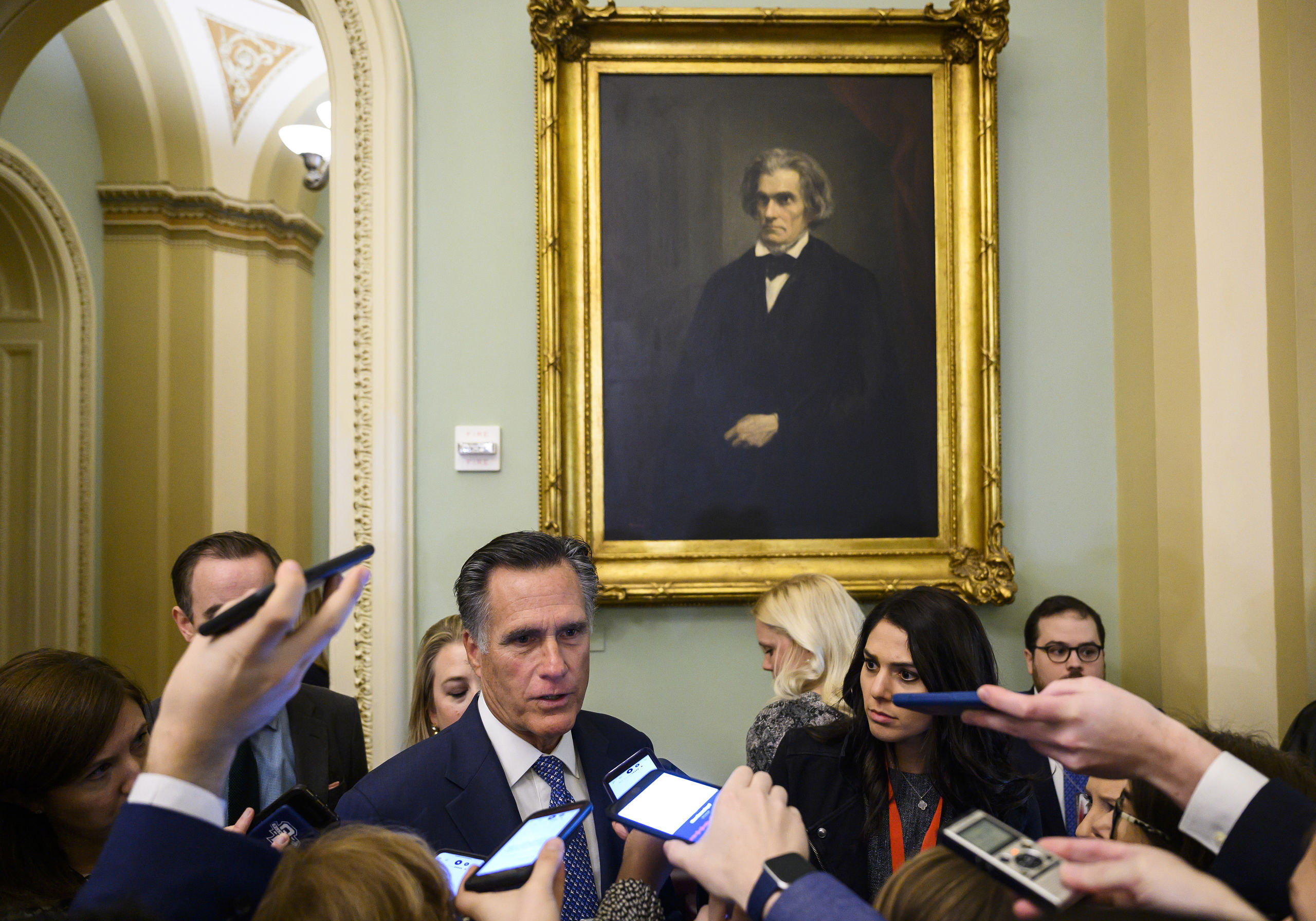 Senator Mitt Romney voor het begin van een impeachment-zitting. Hij zou uiteindelijk als enige Republikein vóór afzetting van president Trump stemmen. 