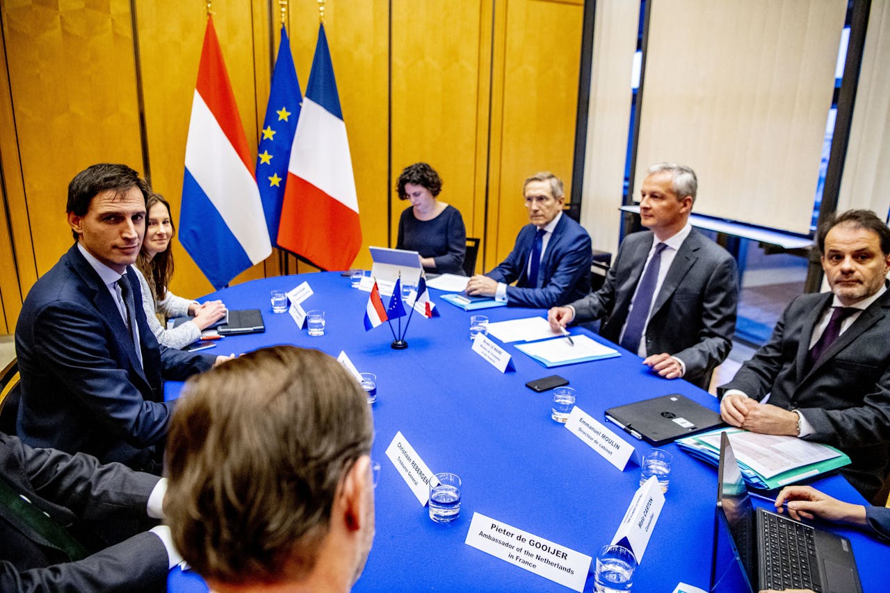 PARIJS - Minister Wopke Hoekstra van Financien tijdens de ontmoeting van de Franse ambtsgenoot Bruno Le Maire. Zij treffen elkaar om de situatie rond Air France-KLM te bespreken. ANP ROBIN UTRECHT