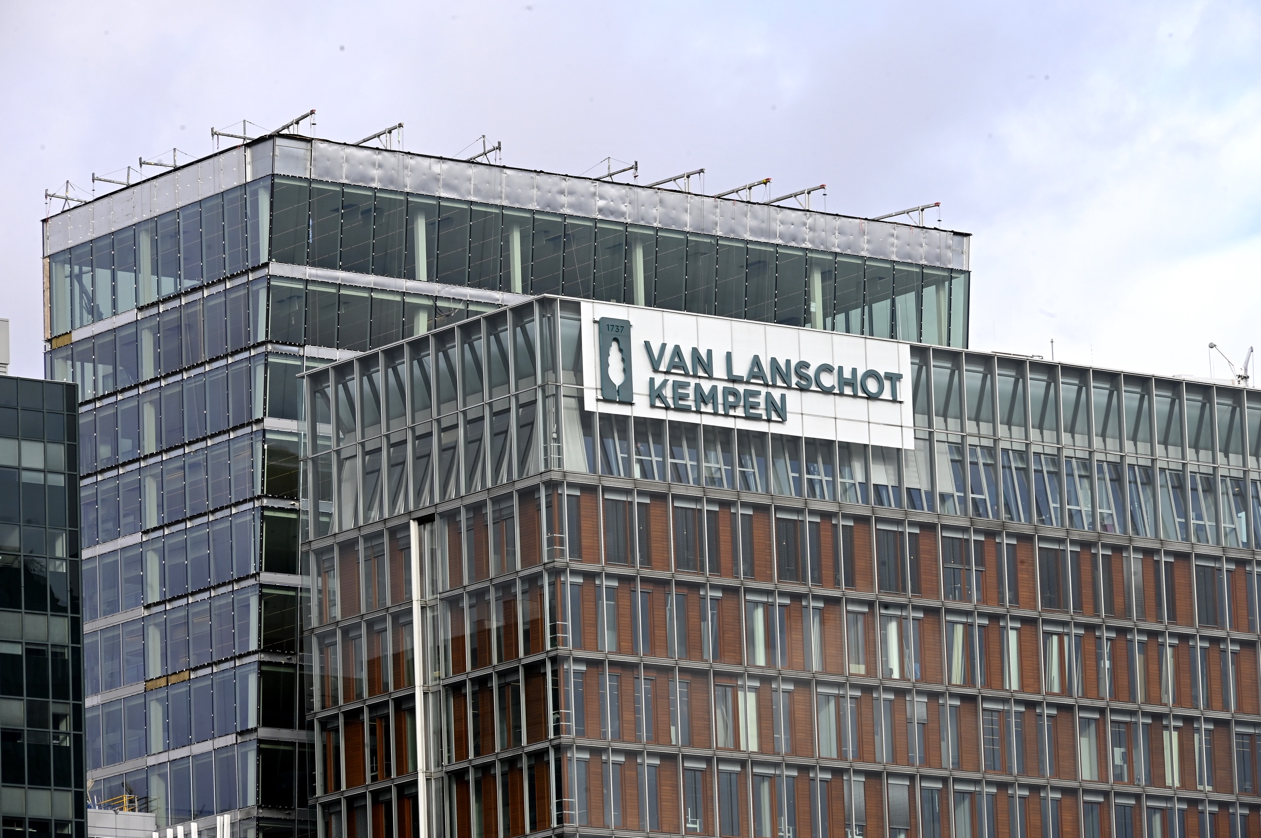 Bank Van Lanschot Kempen neemt het beleggingsplatform van Robeco over. De activiteiten van Robeco worden ondergebracht in ‘Evi van Lanschot’. De samenwerking met Robeco is voor Van Lanschot Kempen naar eigen zeggen een kans om versneld te kunnen groeien.