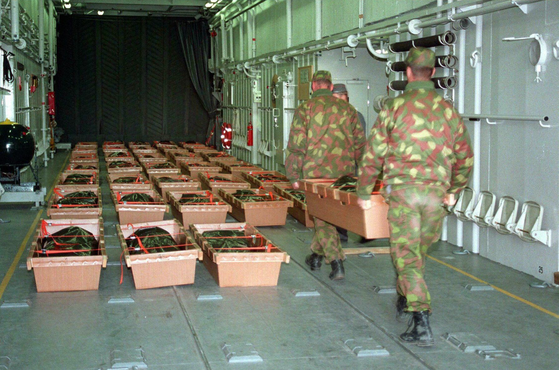 Finse soldaten bergen slachtoffers van de scheepsramp met de MS Estonia in 1994. 