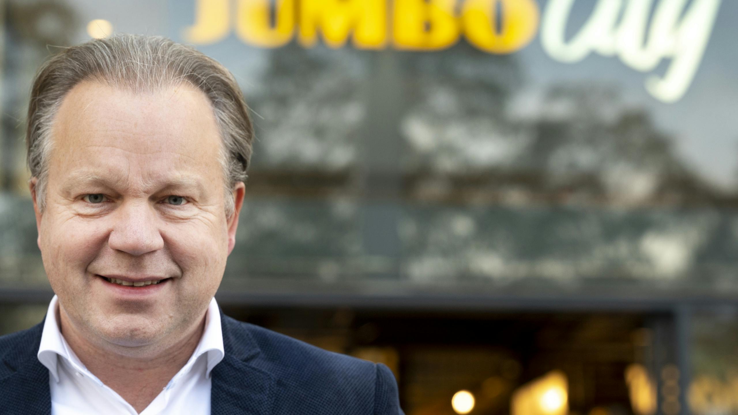 Commissaris Van Veen tijdelijk topman van supermarktketen Jumbo