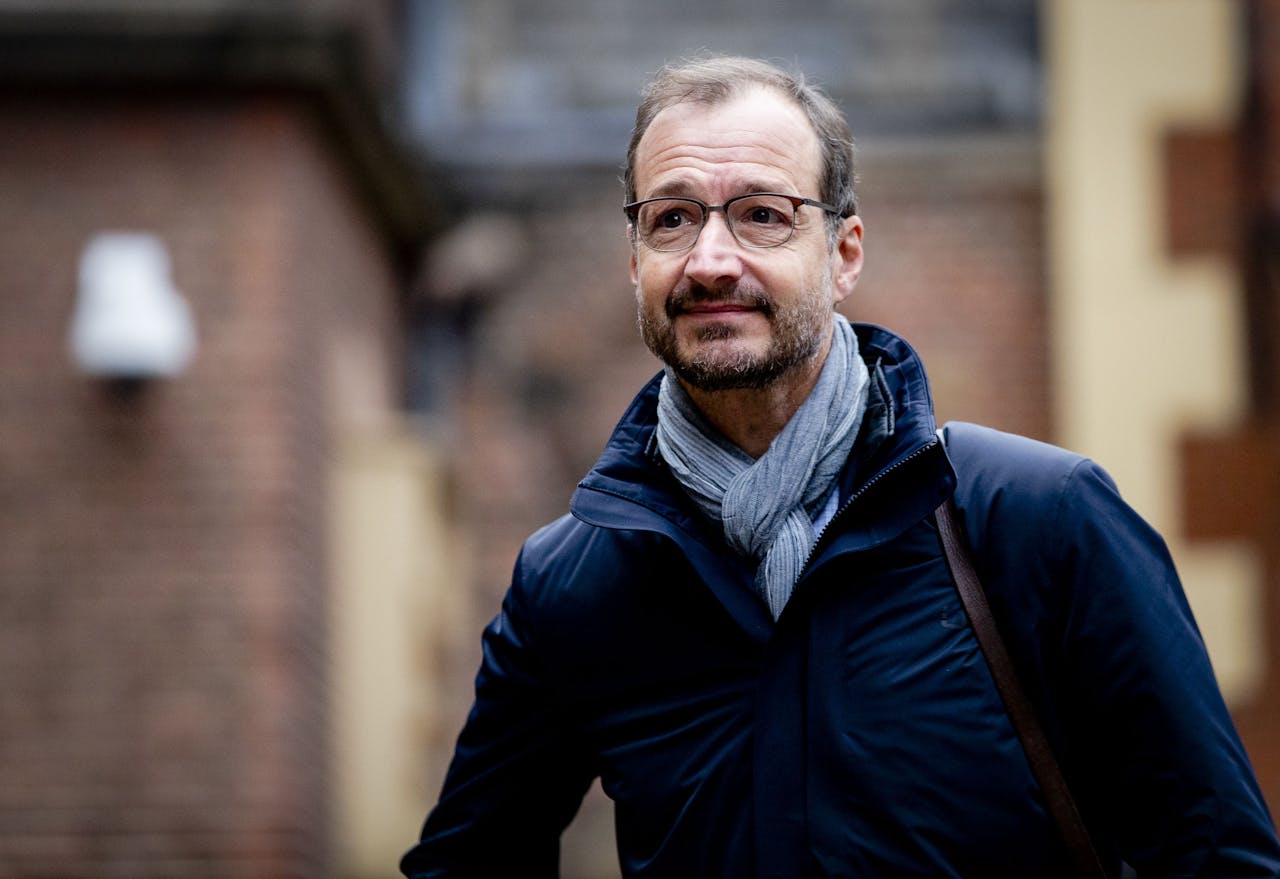Eric Wiebes, minister van Economische Zaken noemt houtkachels en barbecues vervuildend