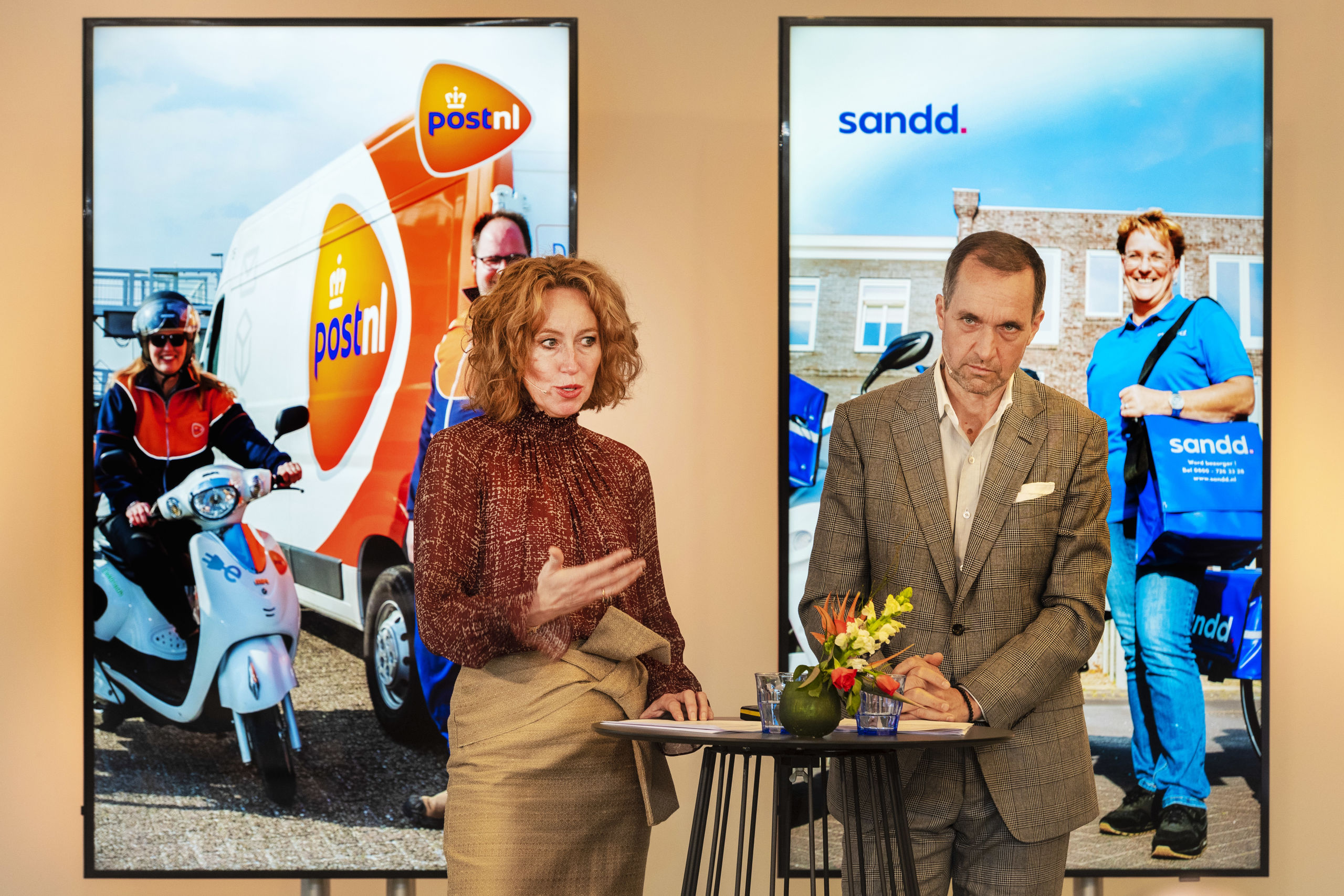 Herna Verhagen, CEO van PostNL en Ronald van de Laar, directeur van Sandd Holding geven een toelichting op de voorgenomen samenvoeging van de postnetwerken van PostNL en Sandd.
