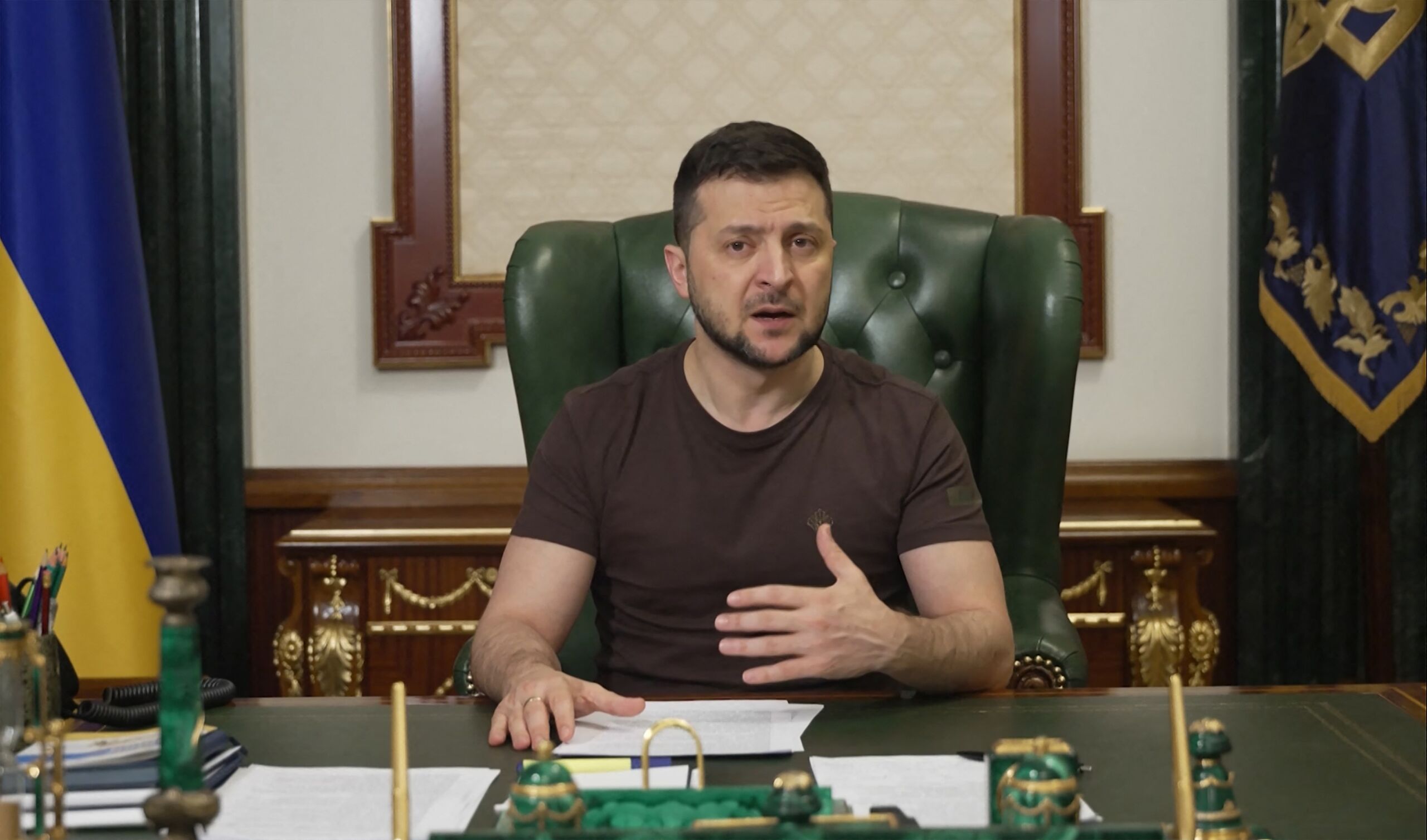 De Oekraïense president Zelenski tijdens het opnemen van een videoboodschap in Kiev, op 20 maart