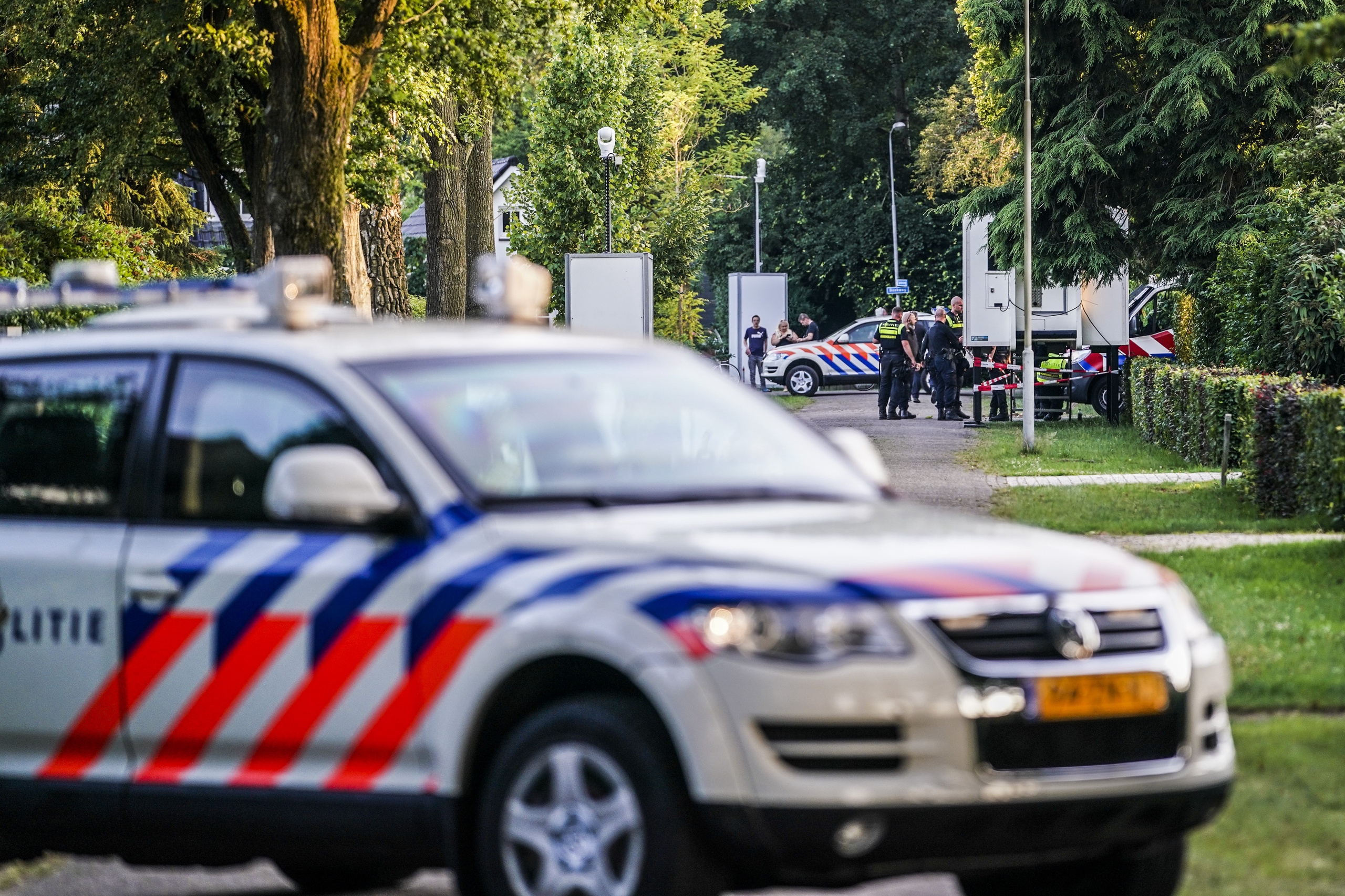 Politie bij het huis van stikstofminister Christianne van der Wal in Hierden, eerder deze week