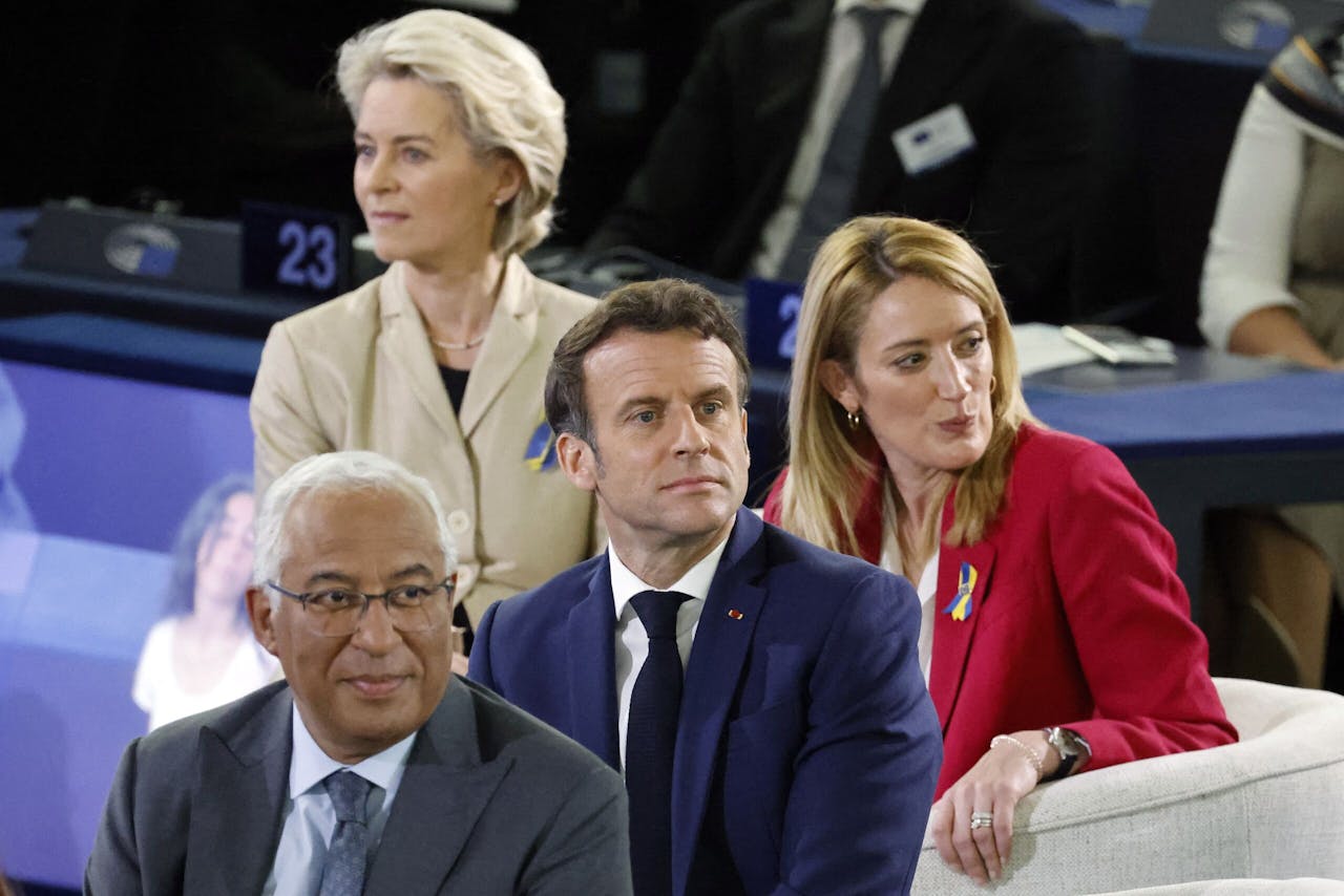 President van de Europese Commissie Ursula von der Leyen (links), Franse president Emmanuel Macron (midden), president van het Europese Parlement Roberta Metsola (rechts) tijdens de Conferentie over de toekomst van Europa, 9 mei 2022.