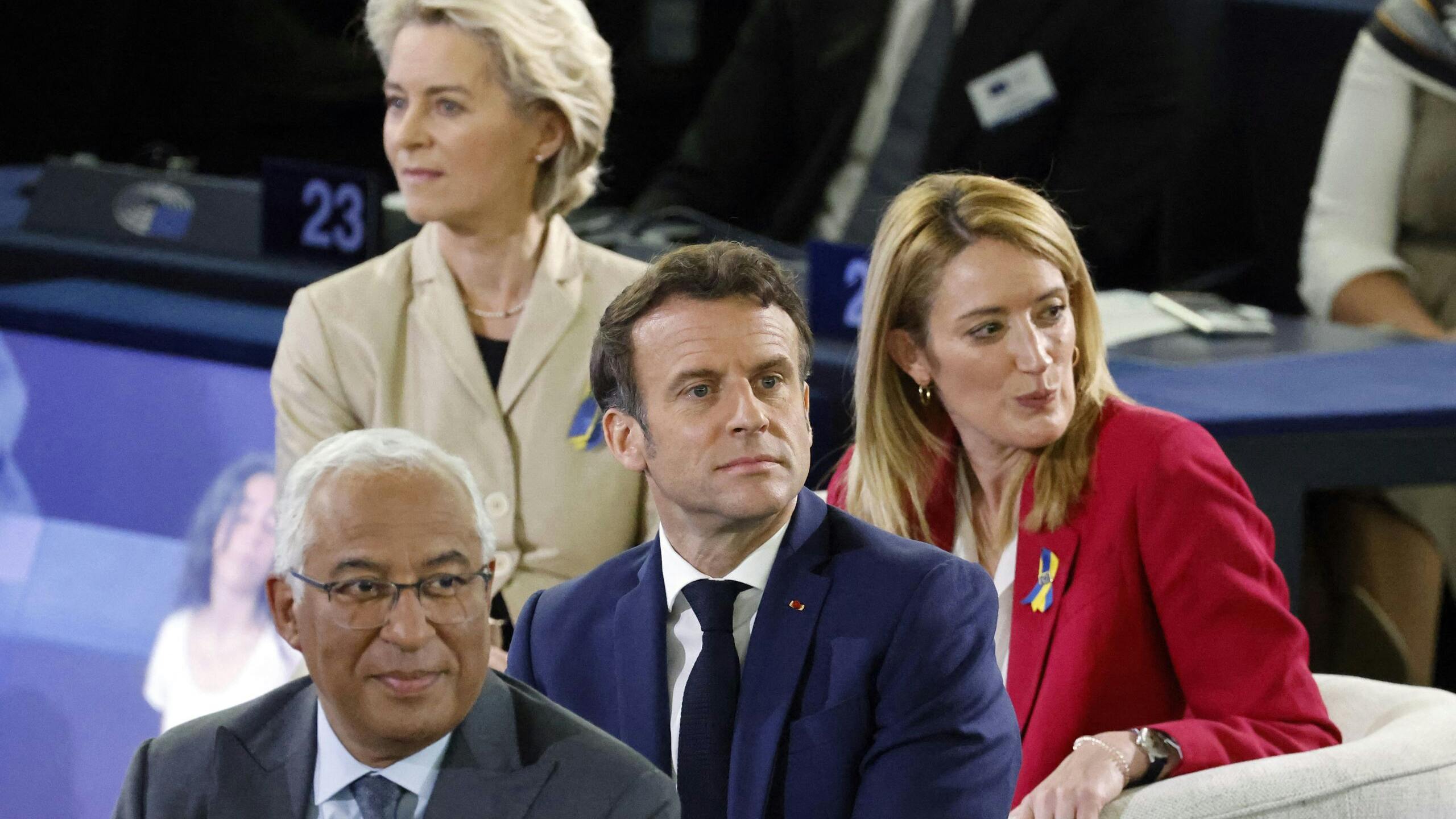 President van de Europese Commissie Ursula von der Leyen (links), Franse president Emmanuel Macron (midden), president van het Europese Parlement Roberta Metsola (rechts) tijdens de Conferentie over de toekomst van Europa, 9 mei 2022.