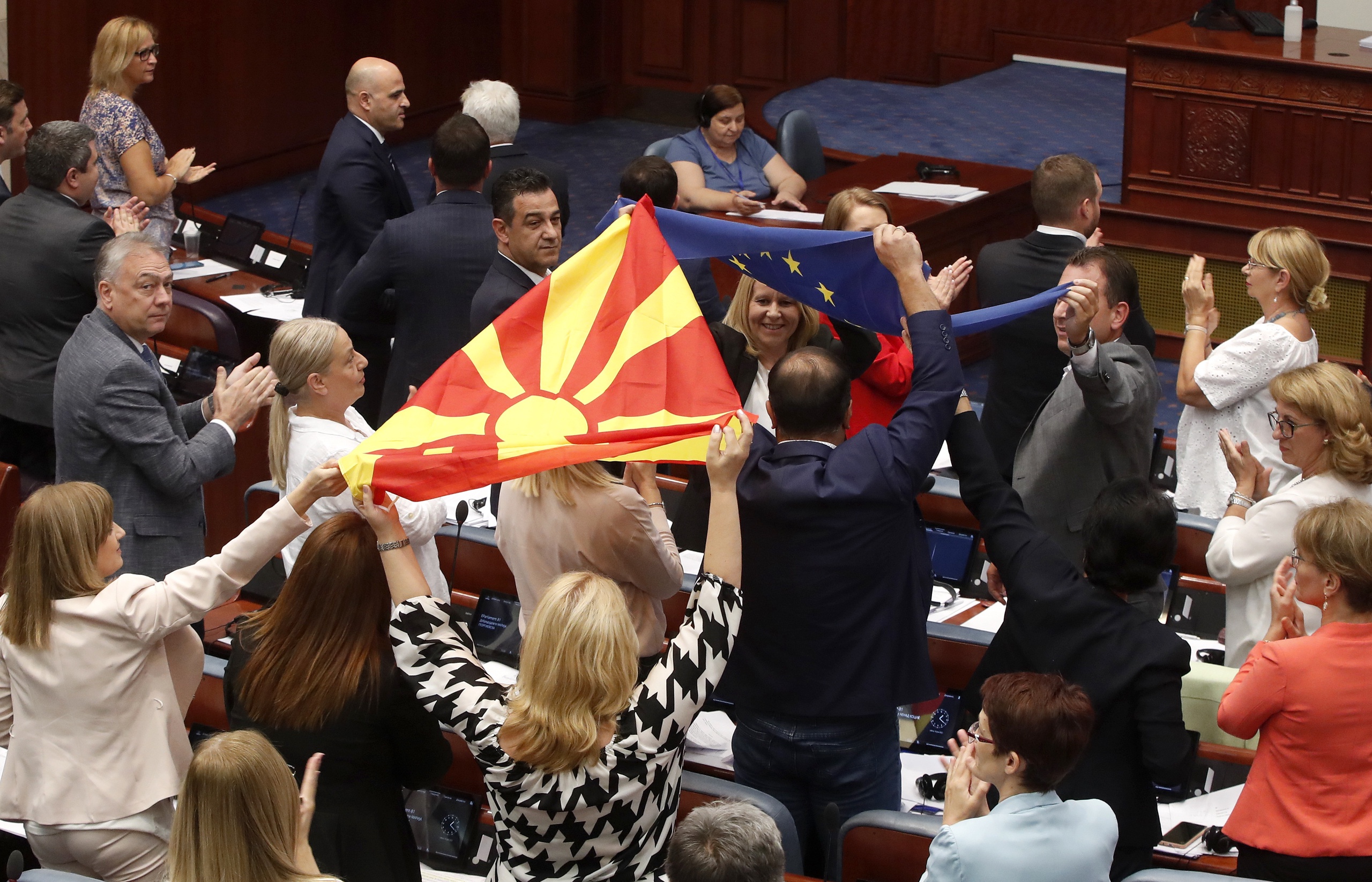 Vreugde bij Noord-Macedonische parlementariërs. 
