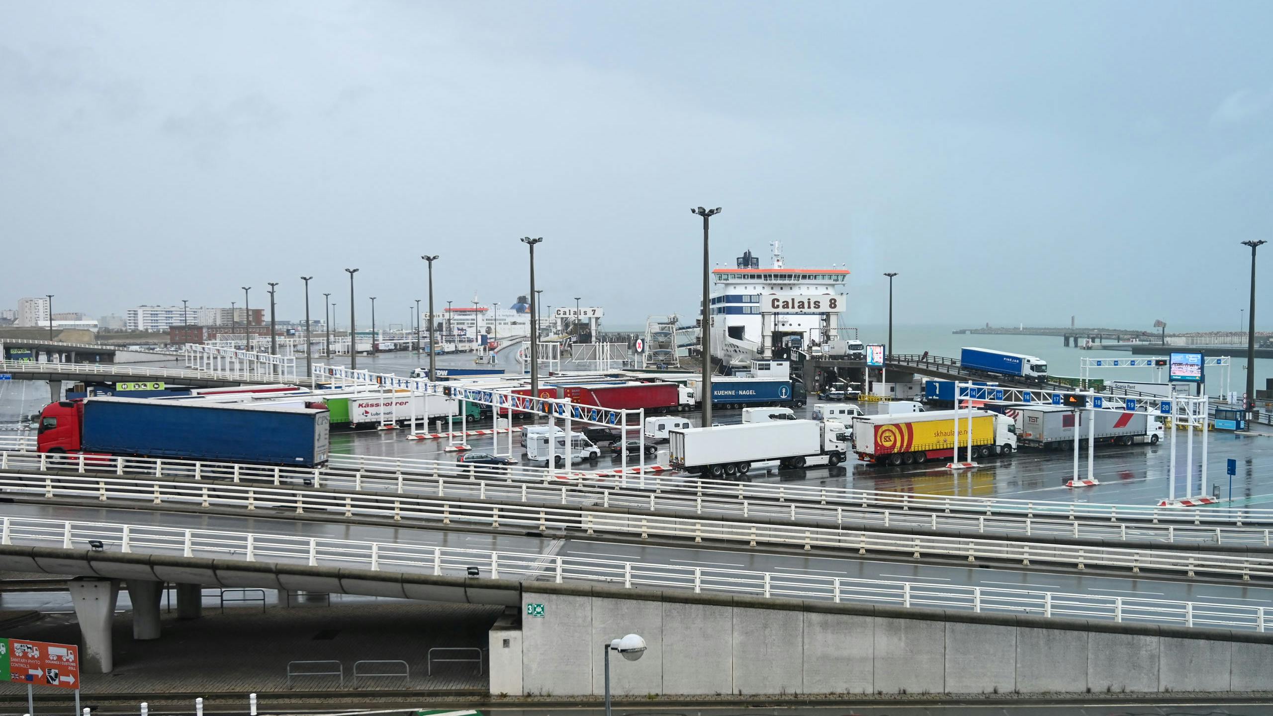 2019-09-24 12:55:40 A picture taken on September 24, 2019 during a day of test in case of Brexit shows a view of the terminal Ferry in Calais, northern France.  French customs officials on Tuesday carried out their third dress rehearsal for a no-deal Brexit in as many weeks, submitting trucks in Calais to border checks, which exporters fear could act as a brake on cross-Channel trade. DENIS CHARLET / POOL / AFP