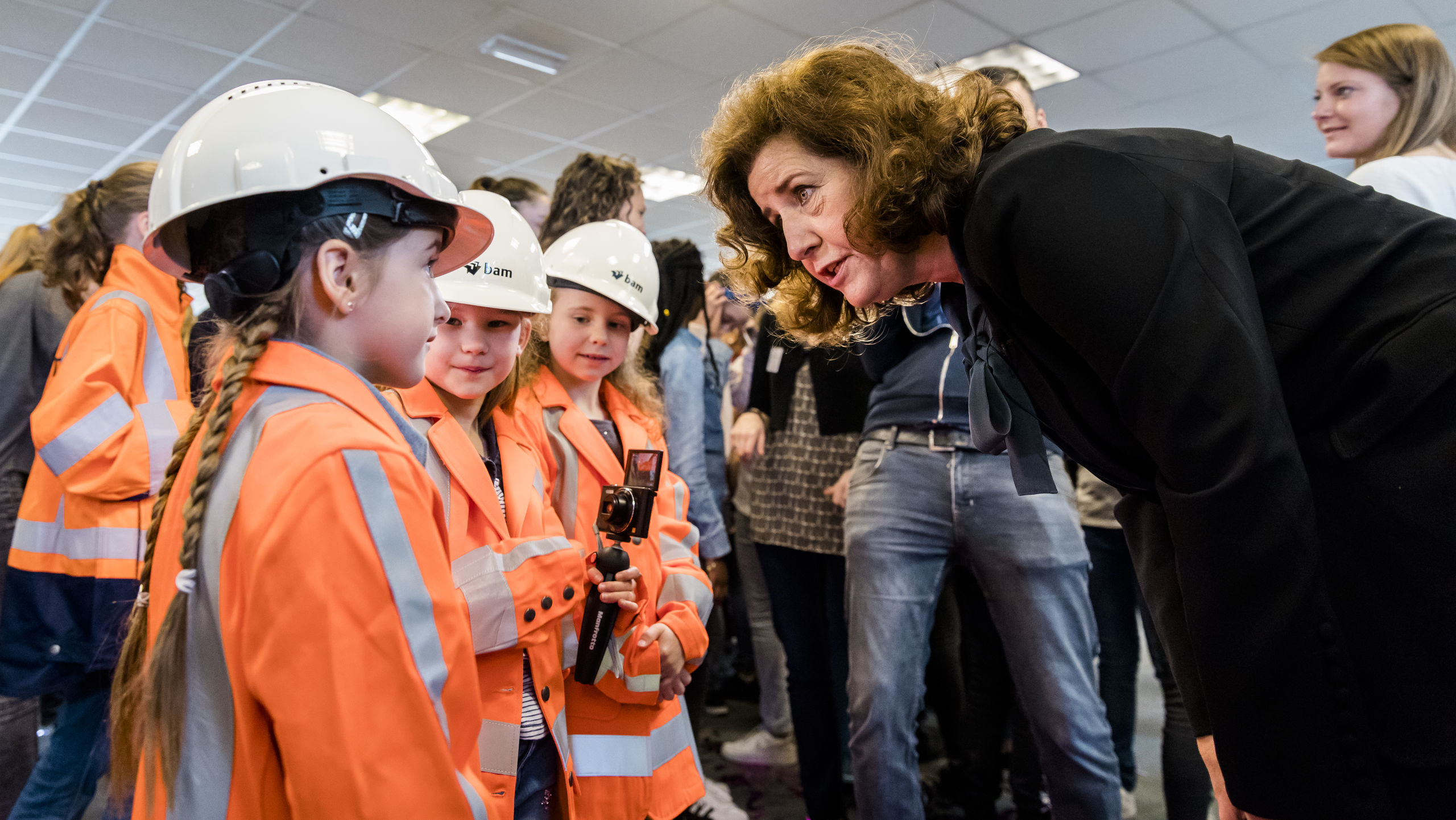 Minister Ingrid van Engelshoven (Onderwijs, Cultuur en Wetenschap) verricht de opening van Girlsday 2018 met 75 meisjes op een bouwplaats van bouwbedrijf BAM. Girlsday is bedoeld om meisjes kennis te laten maken met technologie, en ze te laten weten dat ze welkom zijn in deze branche.