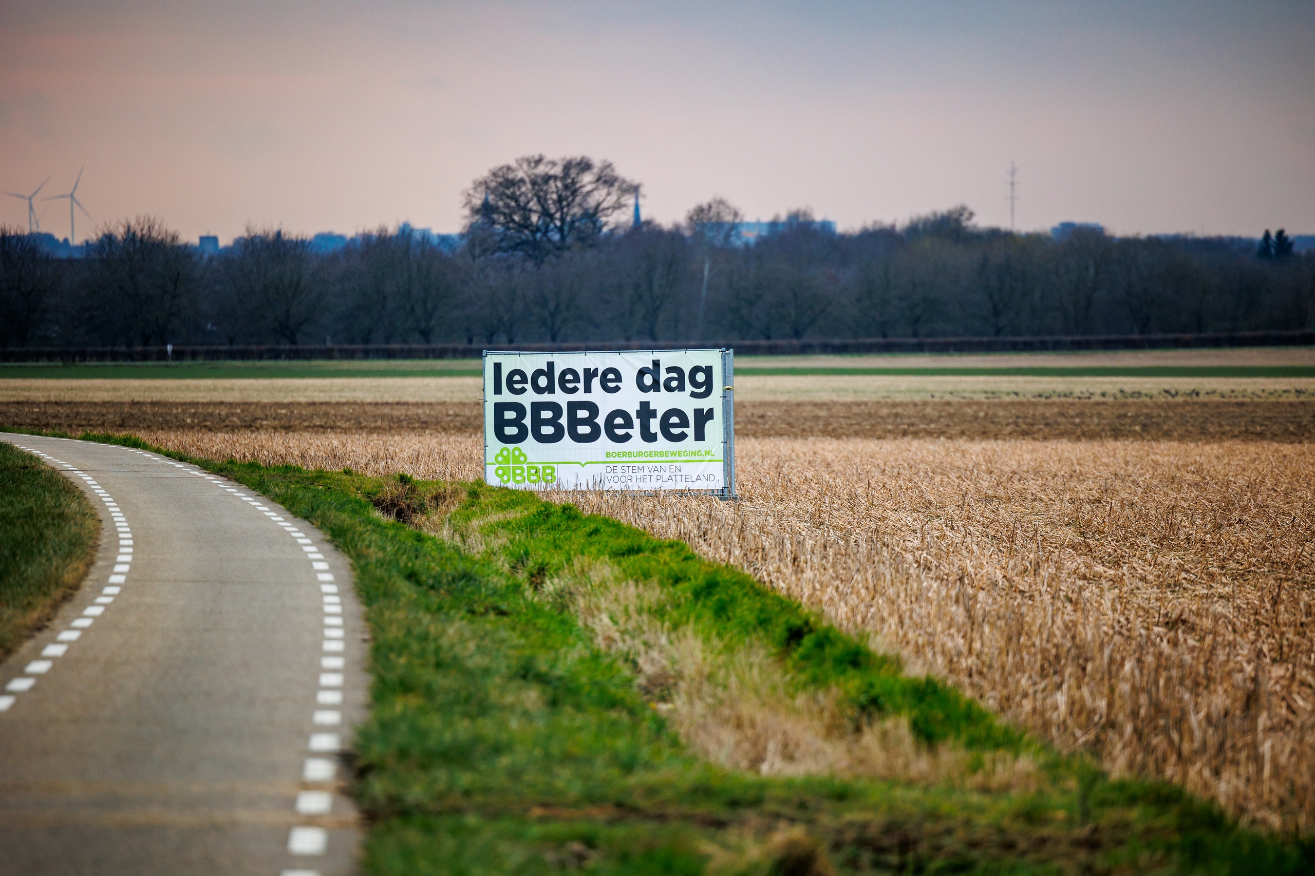 Limburg heeft als eerste provincie in Nederland een nieuwe coalitie. Het bestuur bestaat uit de partijen BBB, CDA, VVD, PvdA en SP, samen goed voor 26 van de 47 Statenzetels. Limburg is de eerste provincie waar de BoerBurgerBewegingin in het bestuur zit.