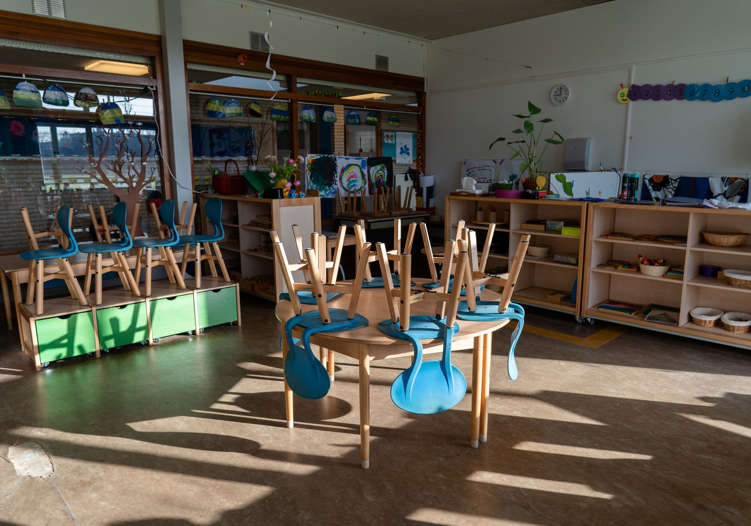Een leeg klaslokaal op een basisschool in Den Haag.
