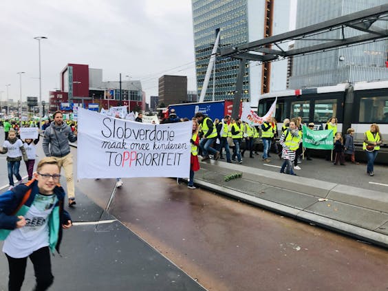 Stakende leerkrachten demonstreren in Rotterdam