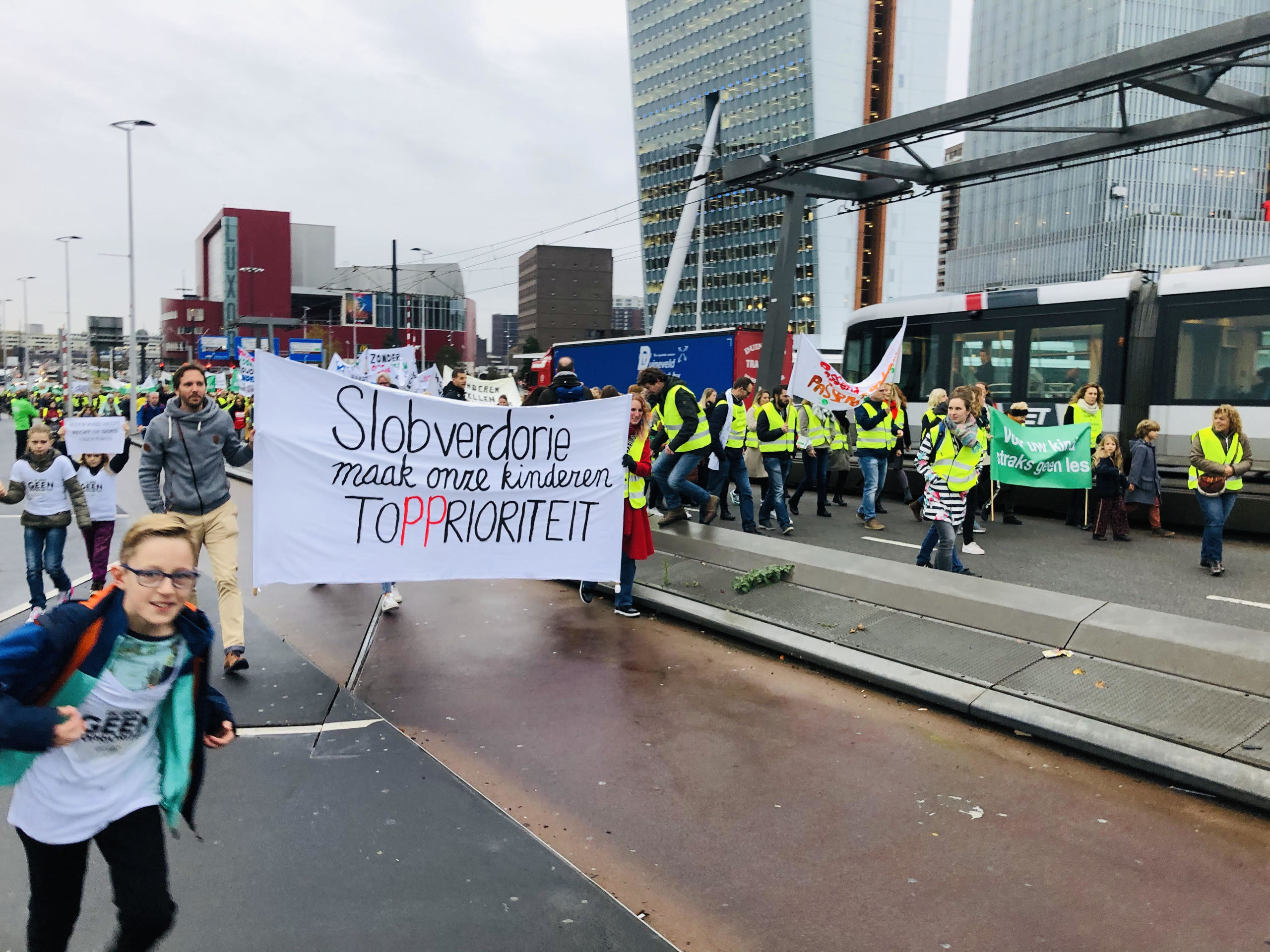 Stakende leerkrachten demonstreren in Rotterdam