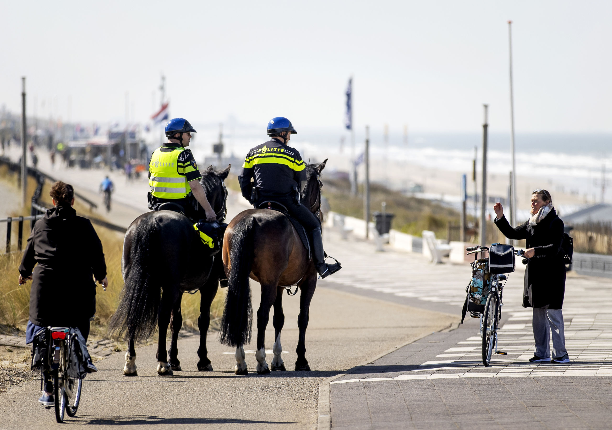 Politie te paard patrouilleert in Zandvoort.