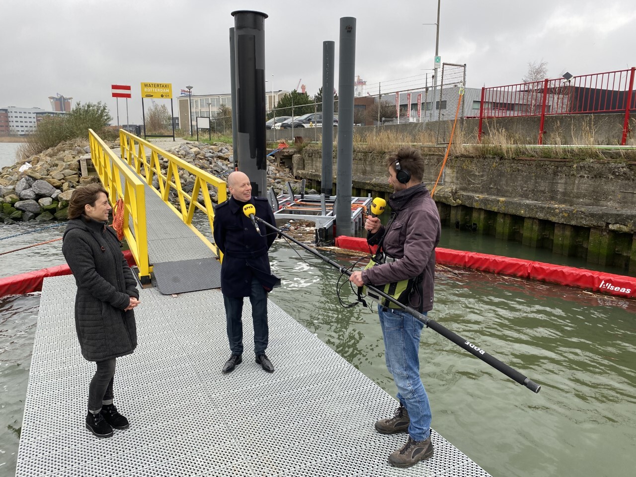 Martijn de Rijk in gesprek met Elise Blondel van Allseas en Wijnand Kooring van Rijkswaterstaat.