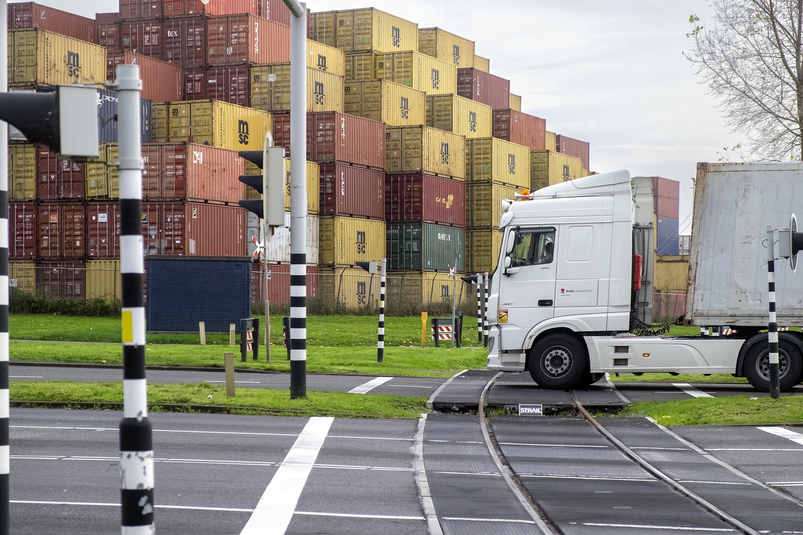 Opgestapelde containers in de haven van Rotterdam wachten op transport. 