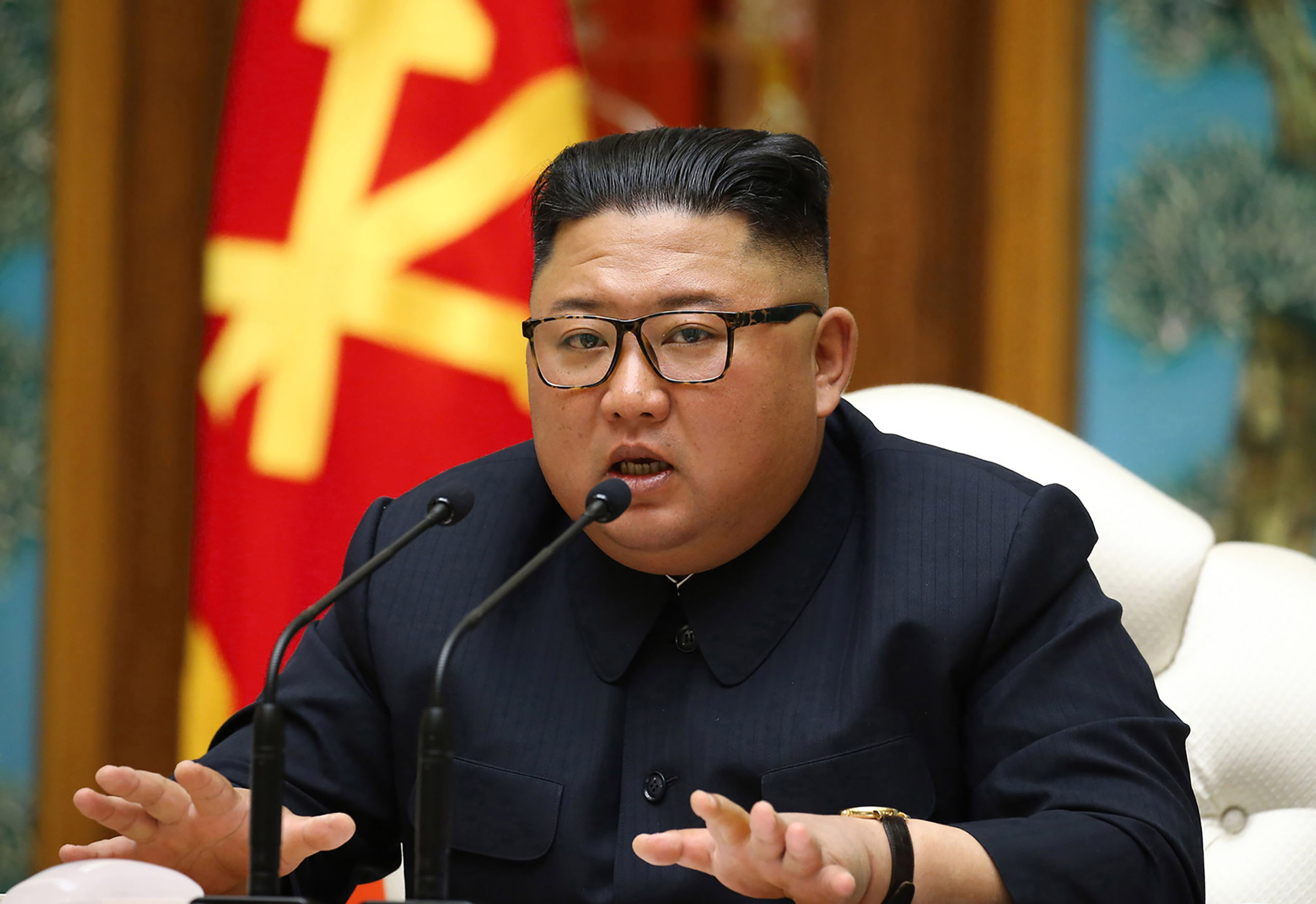 Kim Jong-un spreekt het Politburo