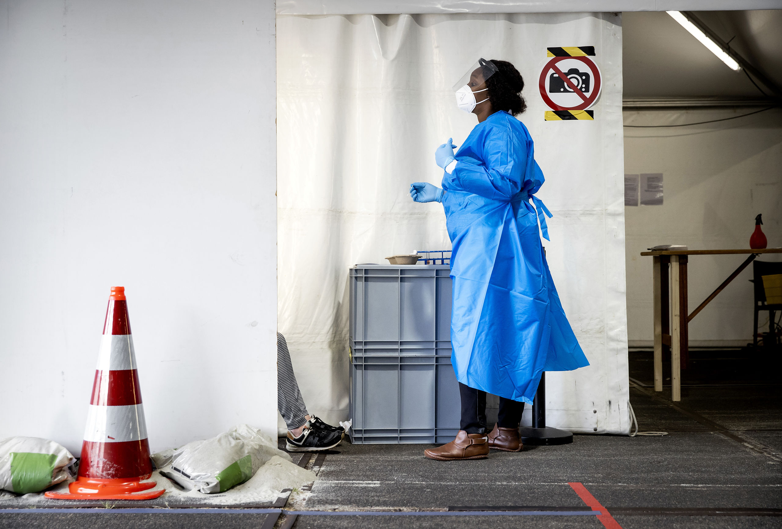 2020-07-29 11:27:19 ROTTERDAM - Een medewerker van de GGD Rotterdam-Rijnmond neemt een coronatest af in een teststraat. Het aantal besmettingen met het coronavirus blijft toenemen. In de regio Rotterdam-Rijnmond stijgt het aantal nieuwe patienten het meest. ANP KOEN VAN WEEL