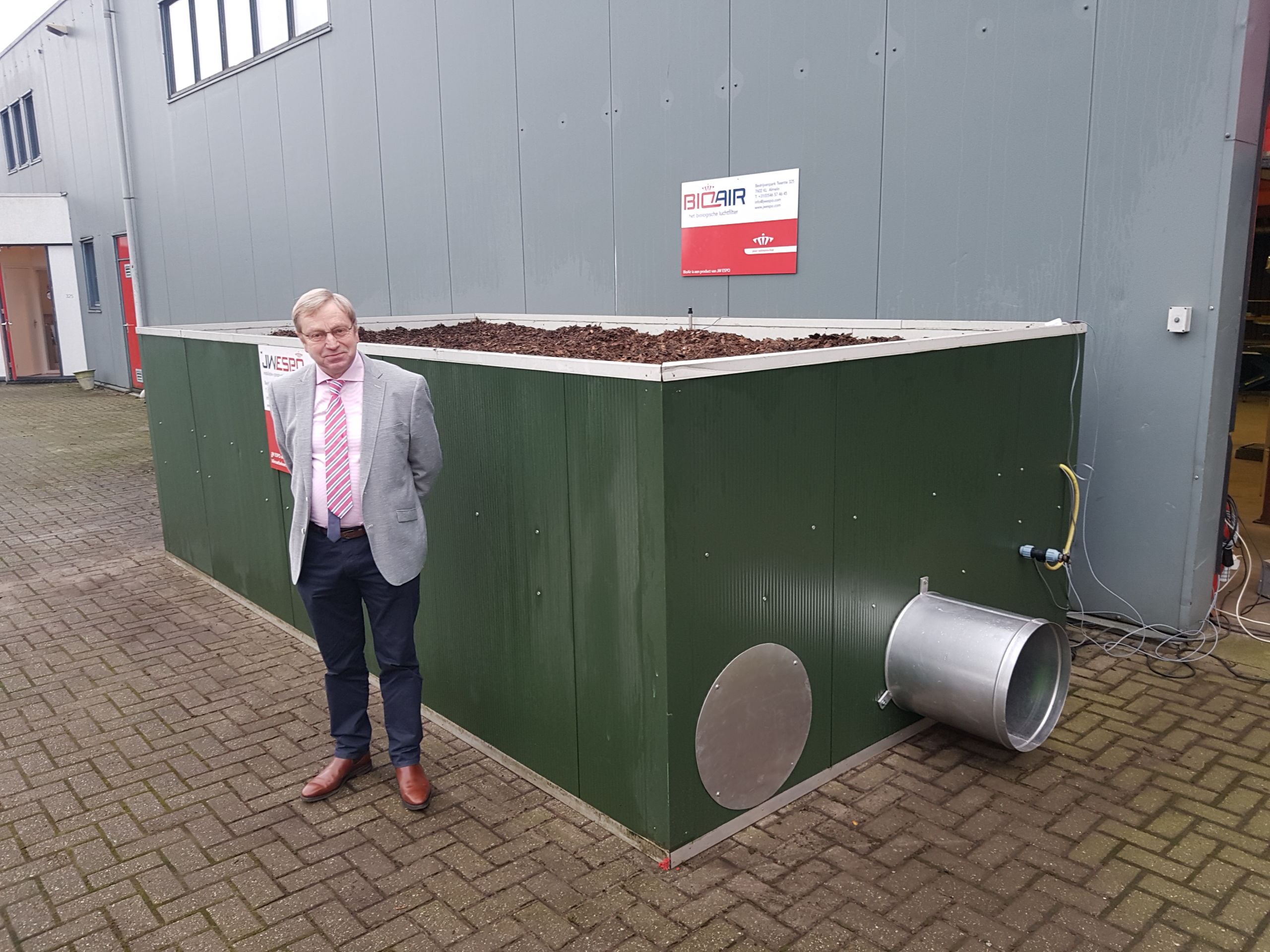 Jan Waayer bij het biologische luchtfilter.