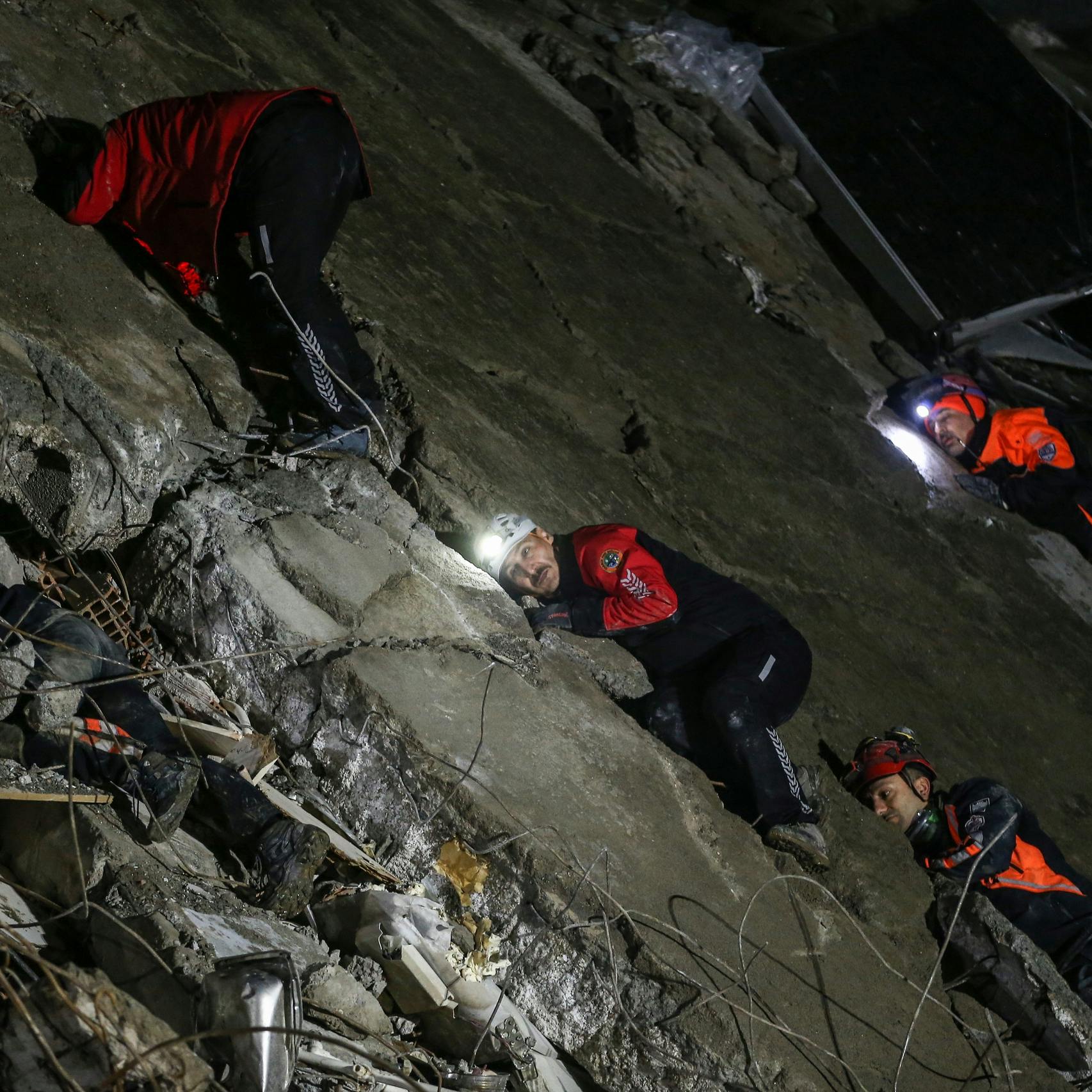 Liveblog | Ruim 4.300 doden na bevingen; Nederlands reddingsteam onderweg