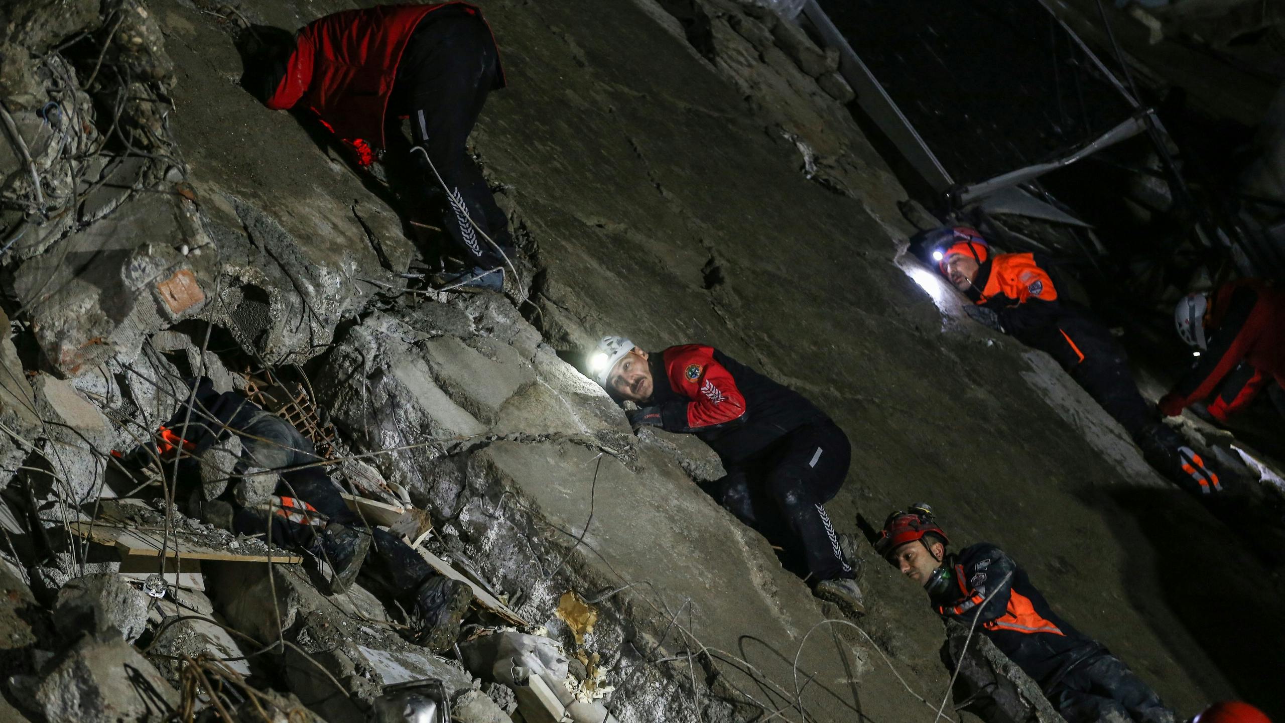 Liveblog | Ruim 4.400 doden na bevingen; Nederlands reddingsteam onderweg