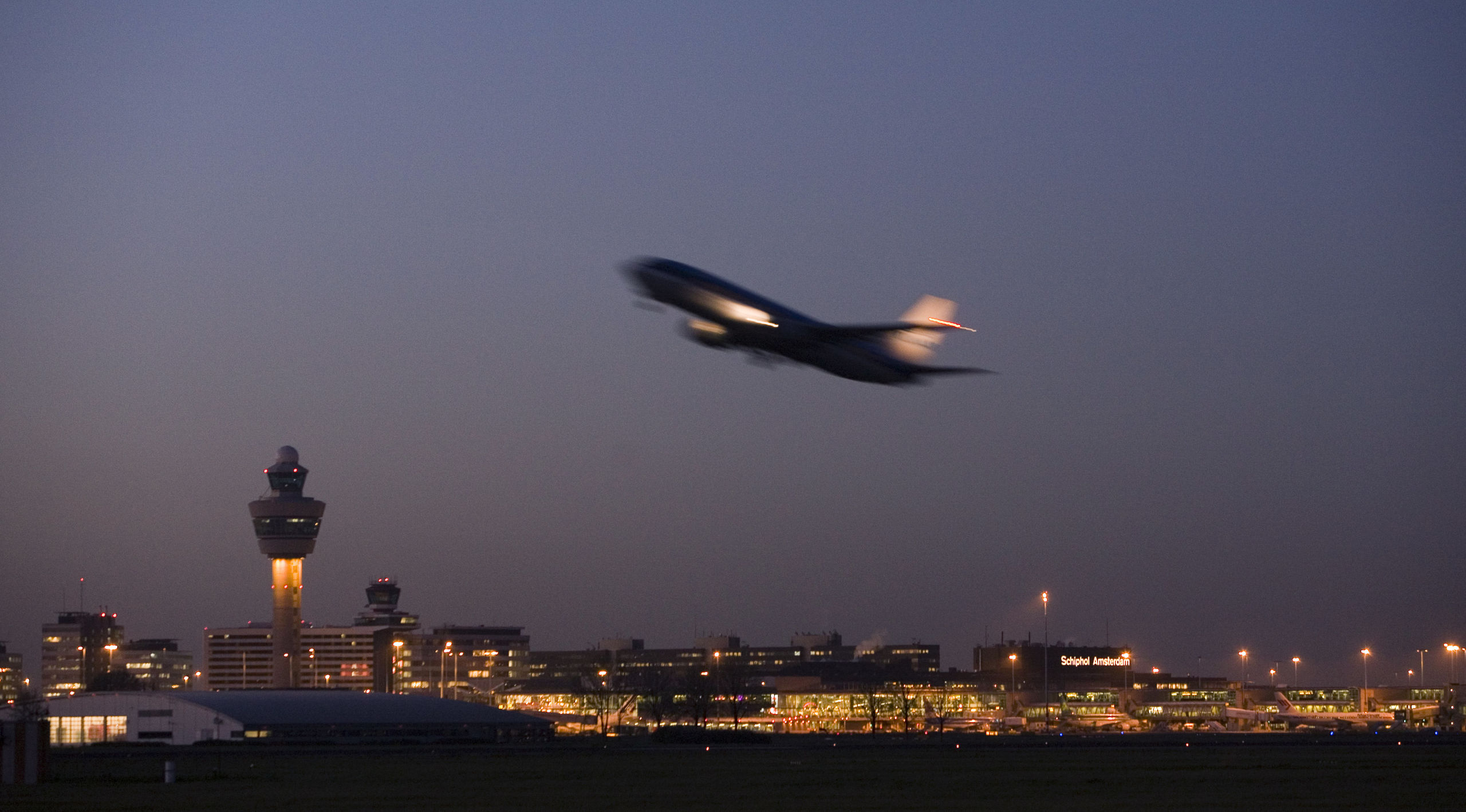 SCHIPHOL - Schiphol bij avond met vertrekkend vliegtuig (Boeing 737). ANP PHOTO RUUD TAAL