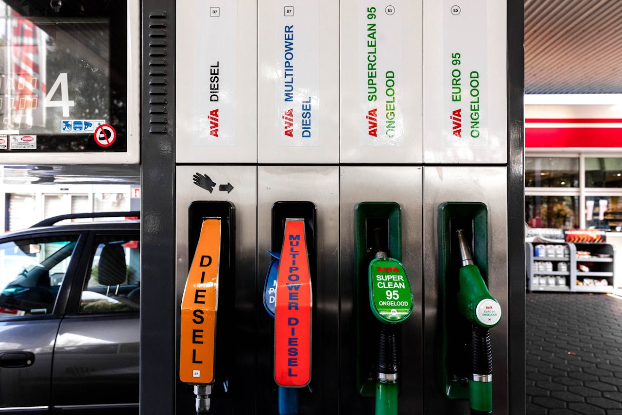 ILLUSTRATIEF - Brandstoffen met de nieuwe benaming bij een tankstation. Euro95 benzine gaat E5 heten en Diesel B7, conform de Europese regelgeving waarbij de benaming in de EU gelijk moet zijn. NOVUM COPYRIGHT ROB ENGELAAR