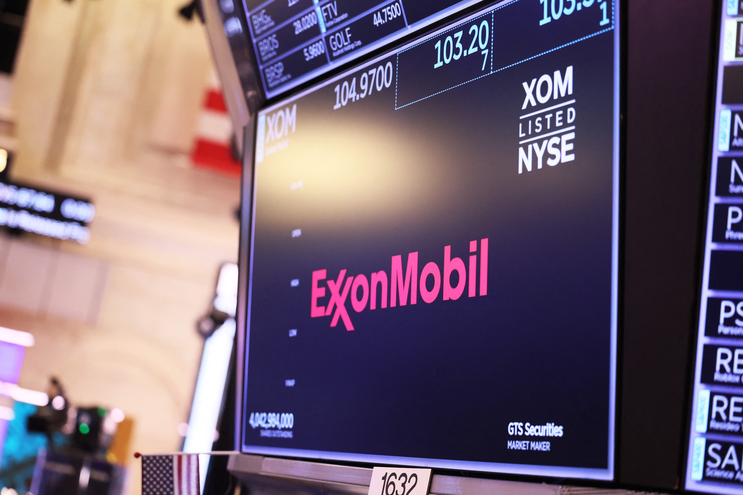 Aandeelhouders van ExxonMobil hebben met een grote meerderheid voorstellen afgewezen om het Amerikaanse olieconcern te dwingen meer te doen aan de klimaataanpak. Geen van de initiatiefvoorstellen, ingediend door het activistische beleggerscollectief Follow This, kreeg meer dan 36 procent van de stemmen.