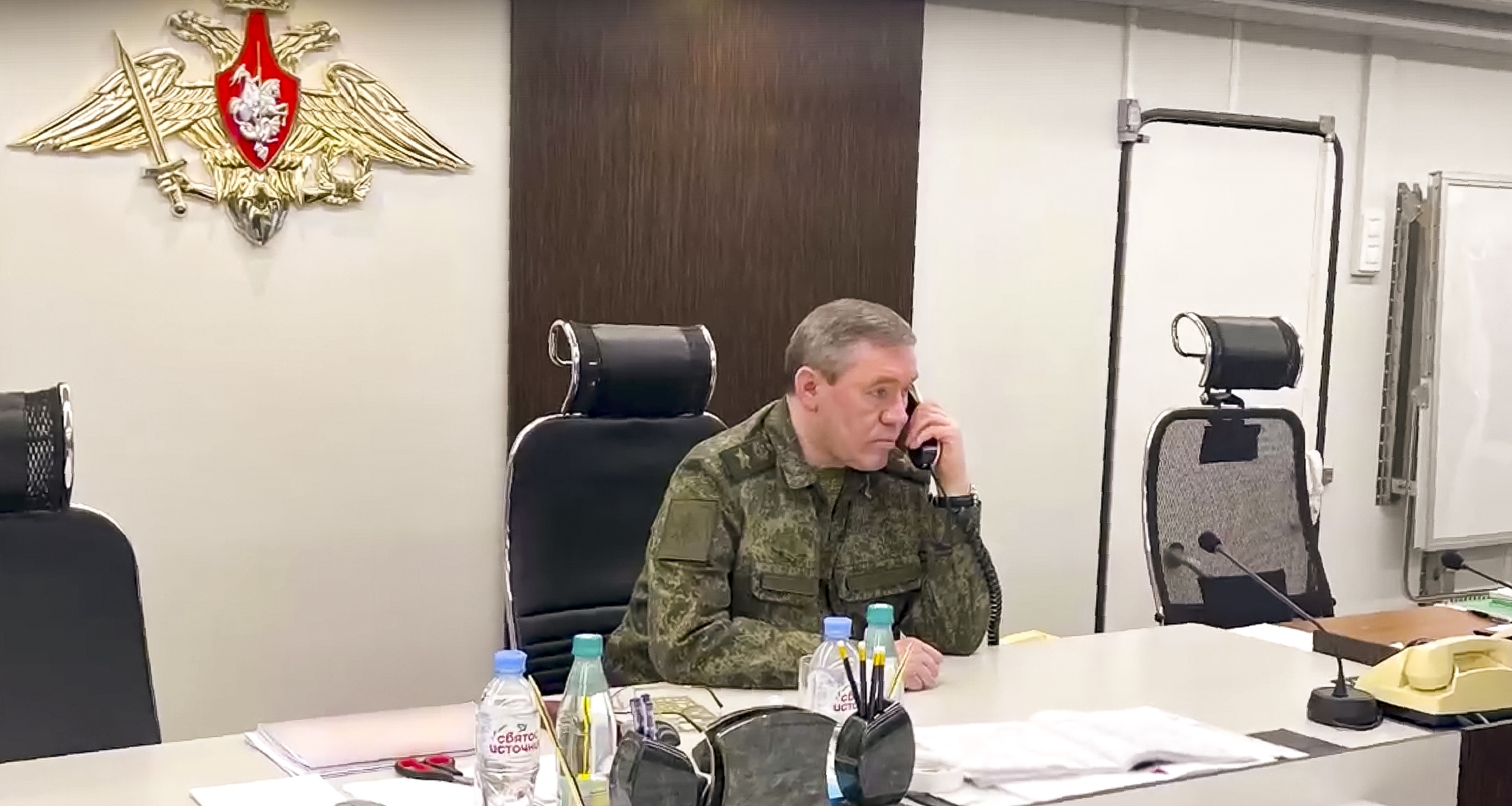 De bevelhebber van de Russische troepen Oekraïne, generaal Valery Gerasimov, wil de dagelijkse discipline in zijn leger verbeteren. Dat meldt het Britse ministerie van Defensie. Met zijn nieuwe oekazes haalt Gerasimov zich niet alleen de hoon van zijn ondergeschikten op de hals, maar ook die van Wagner-baas Prigozjin. 