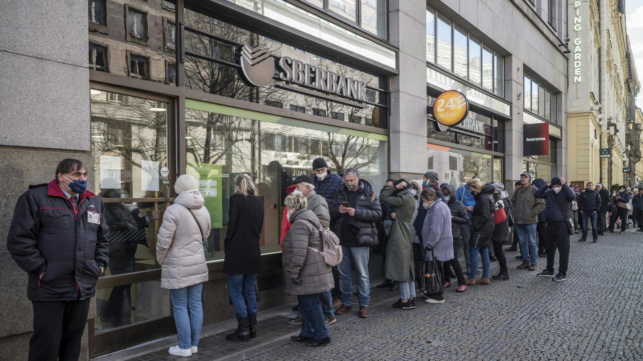 Mensen in de rij voor de bank in Moskou