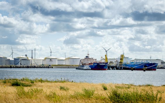 Een olieraffinaderij van Vopak in de Rotterdamse haven