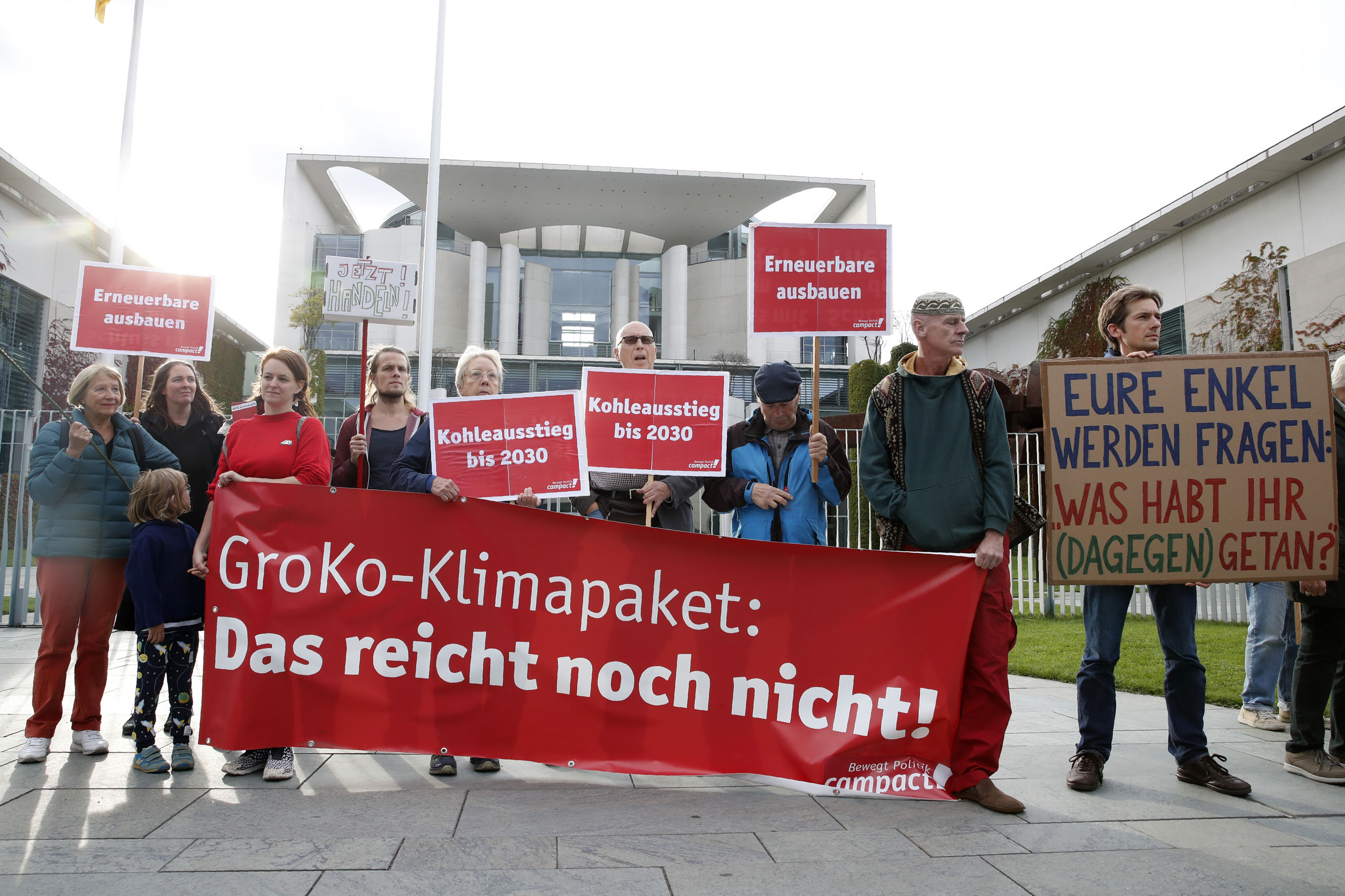 Activisten van NGO 'Campact' demonstreren buiten aan de Duitse Rijkskanselarij in Berlijn waar de gesprekken over de klimaatplannen plaatsvinden. 