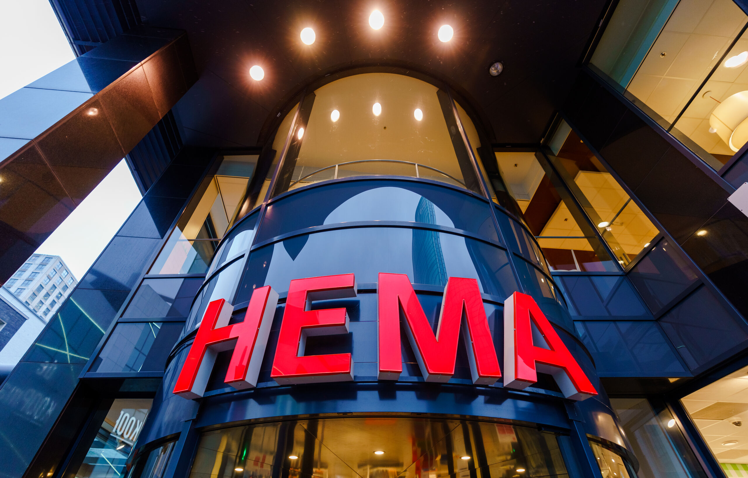 Een levensgroot Hema-logo. 
