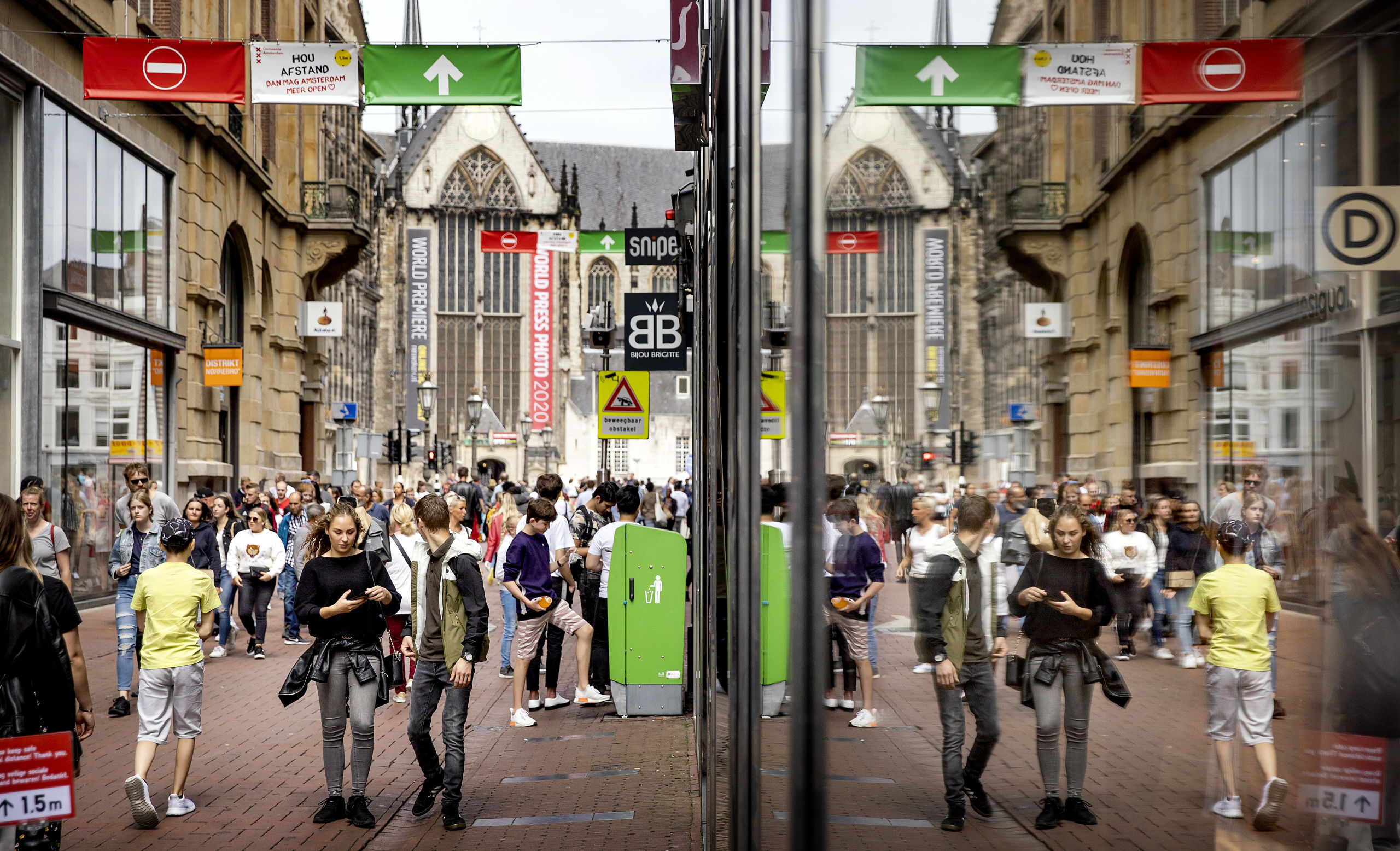 Toeristen en dagjesmensen in de Kalverstraat. De gemeente Amsterdam neemt extra maatregelen tegen de drukte en hoopt de verdere verspreiding van het coronavirus te voorkomen.