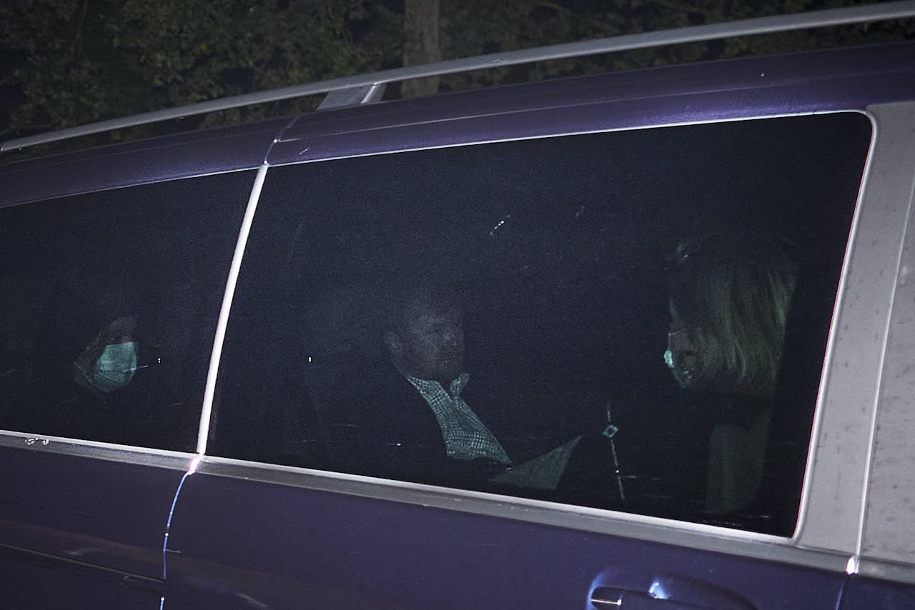 DEN HAAG - De auto van koning Willem-Alexander komt aan bij paleis Huis ten Bosch. Koning Willem-Alexander, koningin Maxima en hun dochters zijn weer in het land, nadat ze hun vakantie in Griekenland afbraken. Dat deden ze nadat er ophef was ontstaan over de reis. ANP PHIL NIJHUIS
