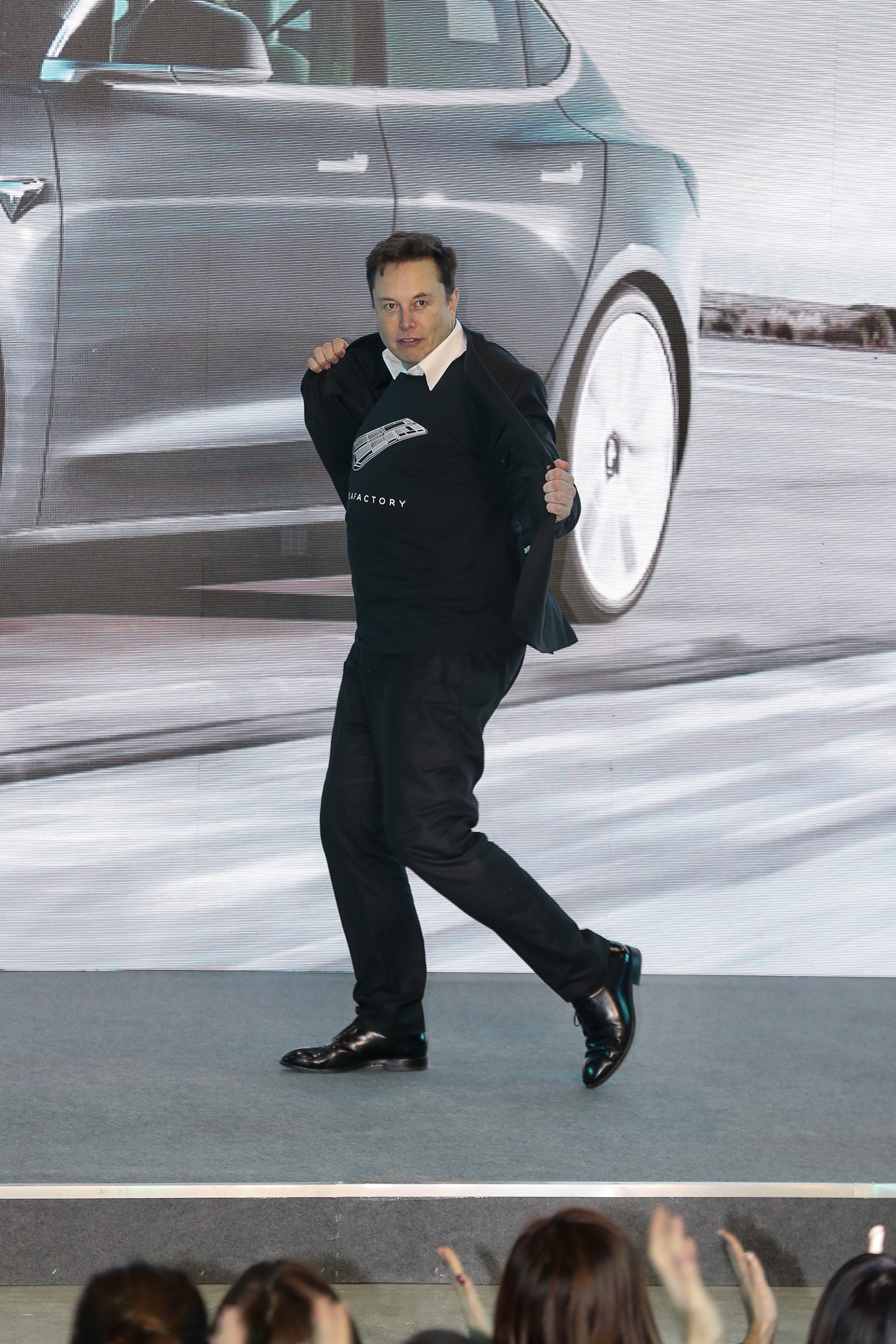 Elon Musk danst in Shanghai bij de officiële aftrap van de Tesla-fabriek in Shanghai. 