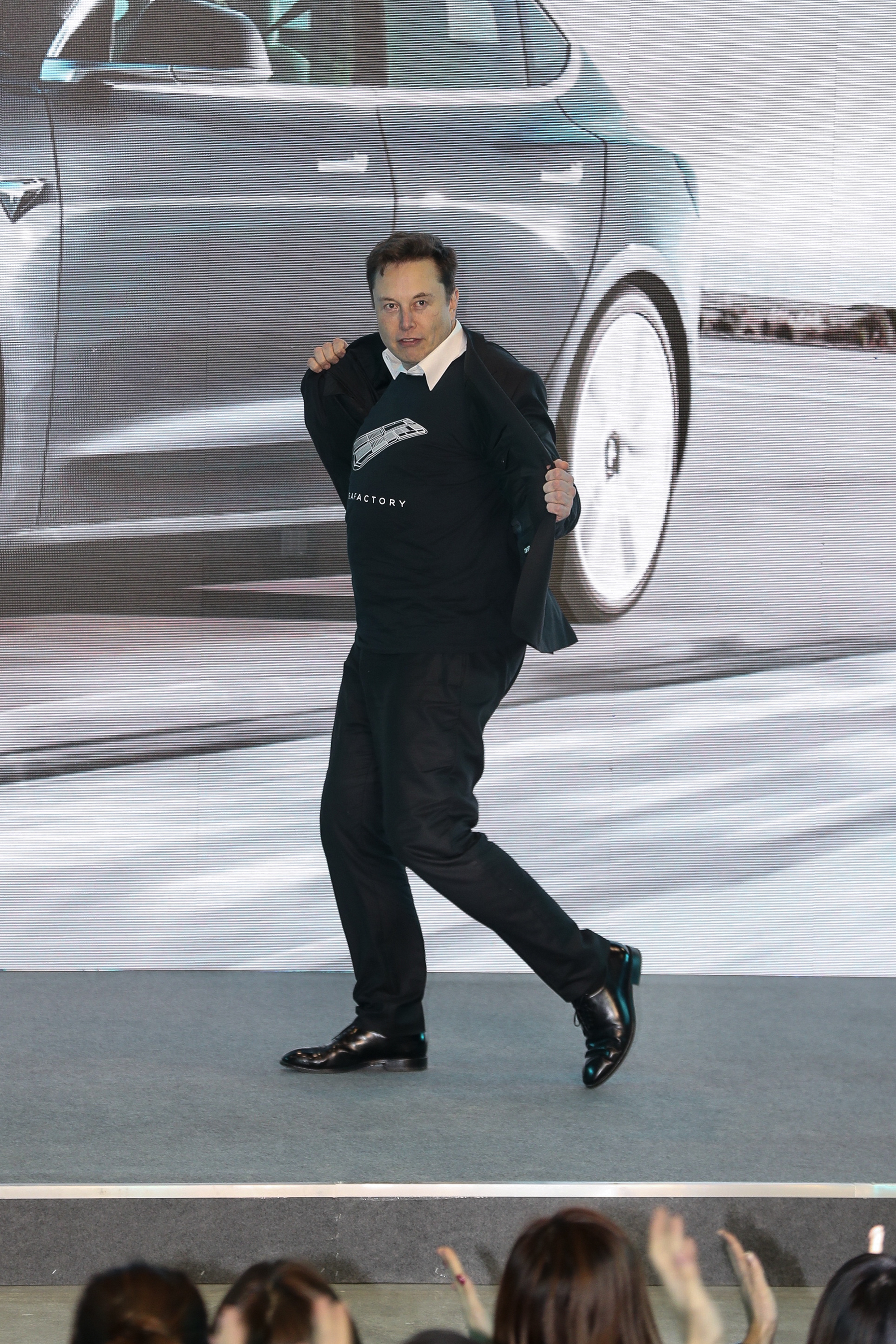 Elon Musk danst in Shanghai bij de officiële aftrap van de Tesla-fabriek in Shanghai.