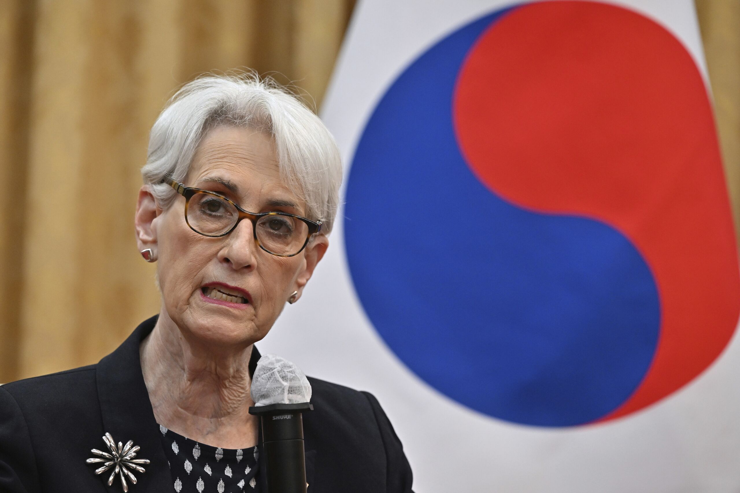 Wendy Sherman spreekt de pers toe na een ontmoeting met de Zuid-Koreaanse Buitenlandminister Cho Hyun-dong