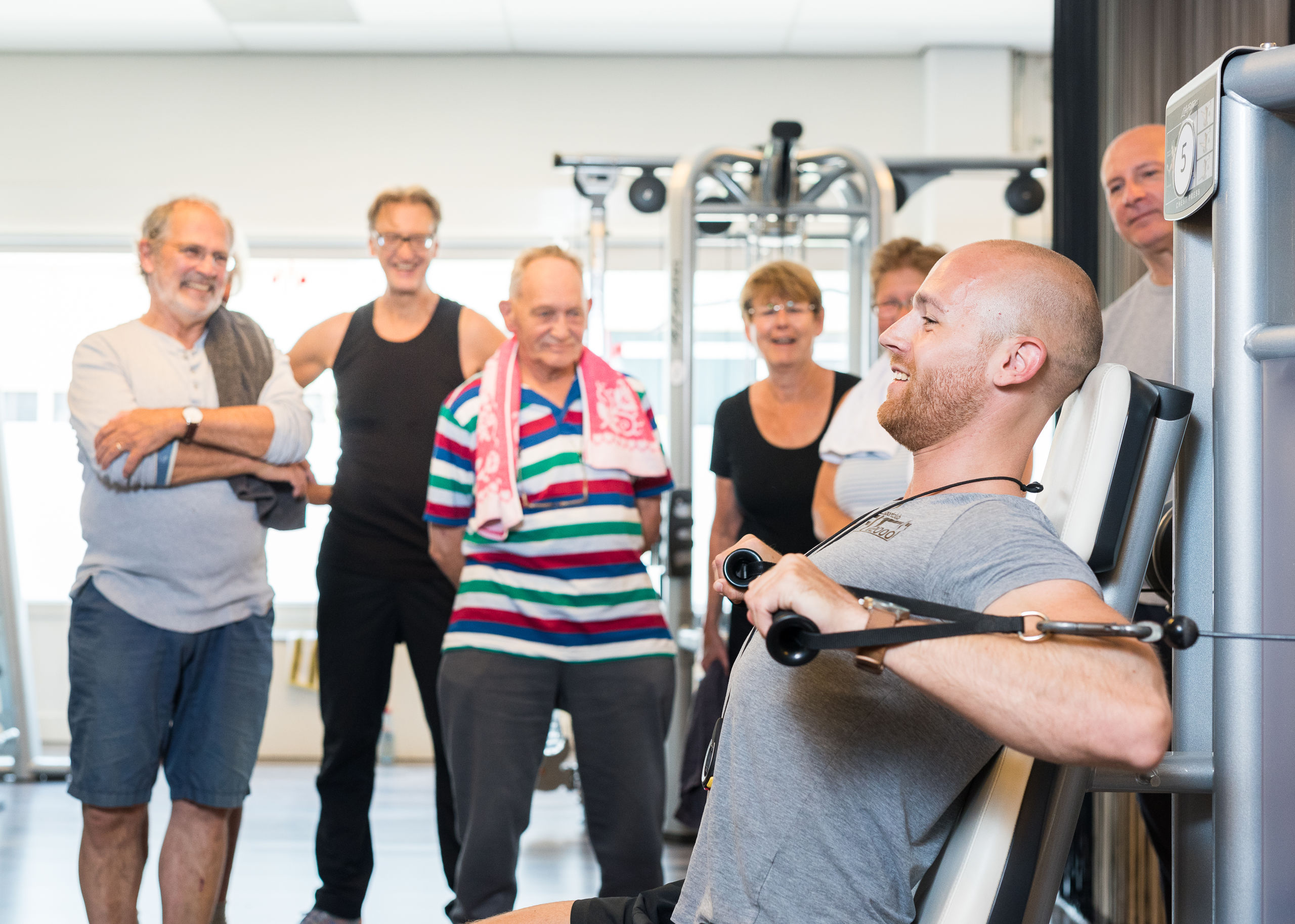 Sportinstructeur Remy doet een oefening voor tijdens de fitnessles voor 50plussers bij Fit2000 in Den Haag.