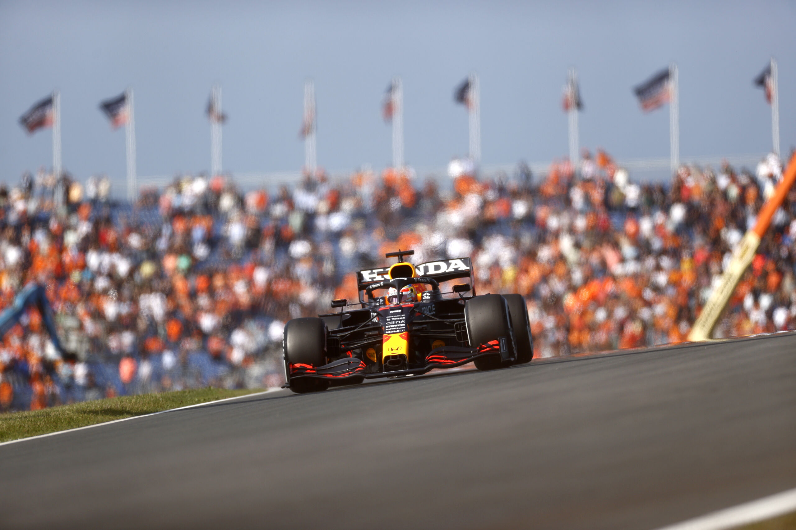 ZANDVOORT - Max Verstappen (Red Bull Racing) in actie tijdens de eerste vrije training op het circuit van Zandvoort. Voor het eerst sinds 36 jaar wordt op Circuit Zandvoort de Formule 1-wedstrijd Dutch Grand Prix Zandvoort verreden. ANP KOEN VAN WEEL