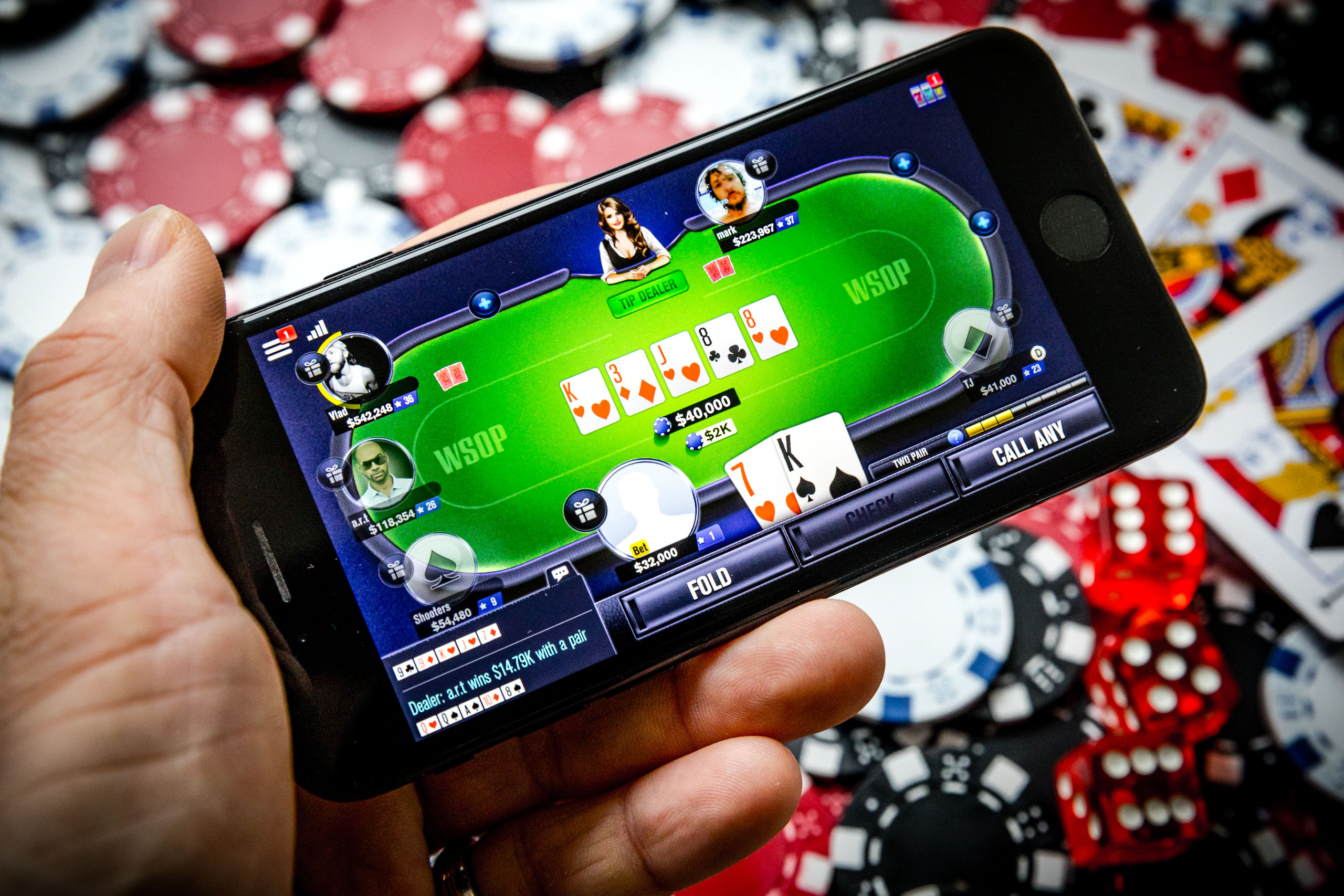 Een telefoon met een online pokerspel. Ruim 1,8 miljoen Nederlanders gaven in 2018 aan weleens tegen betaling een online kansspel te spelen.